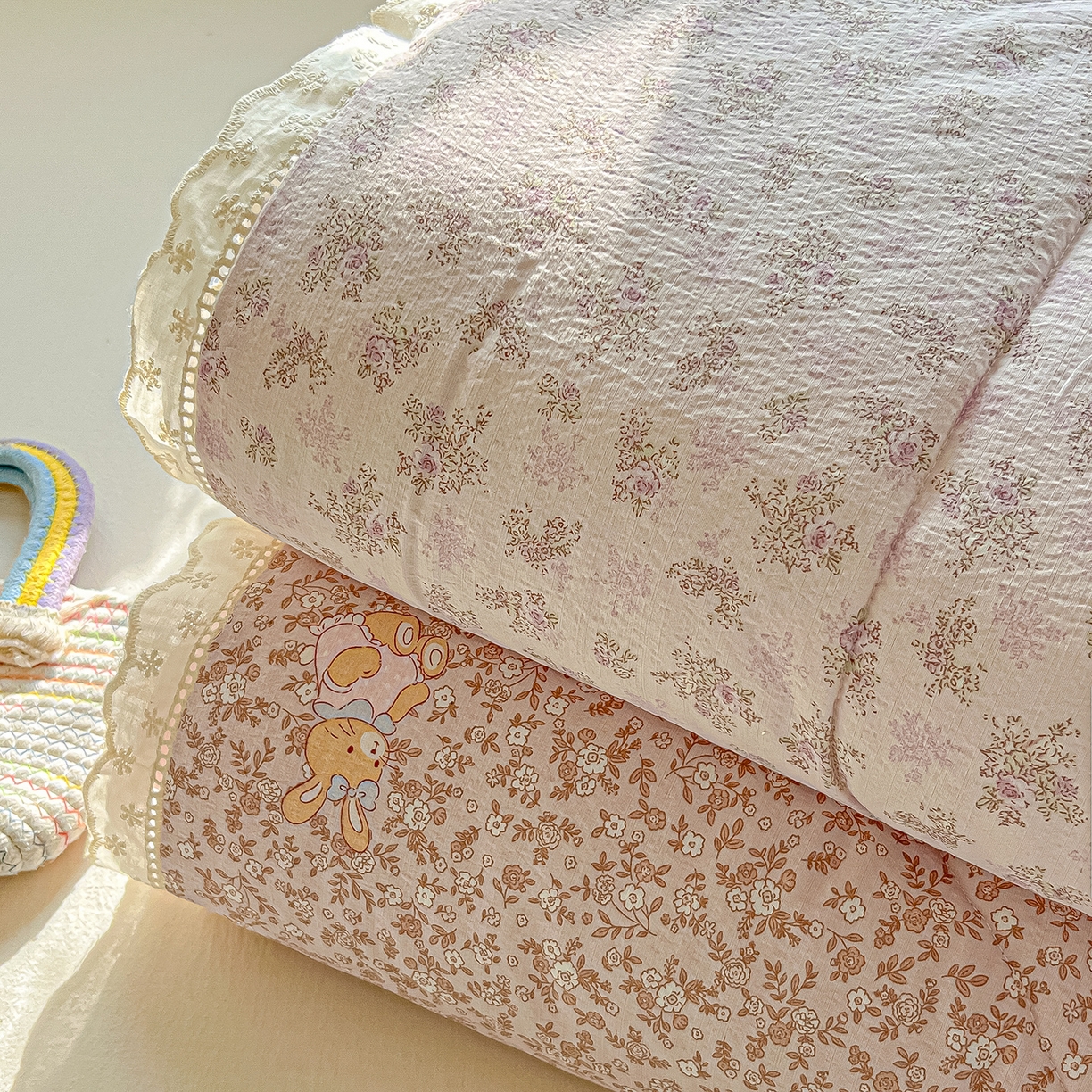 91家纺网 家纺一手货源 找家纺 罗亿家纺 2026新款全棉镂空花边云感双层纱夏被四件套 组合图仅展示