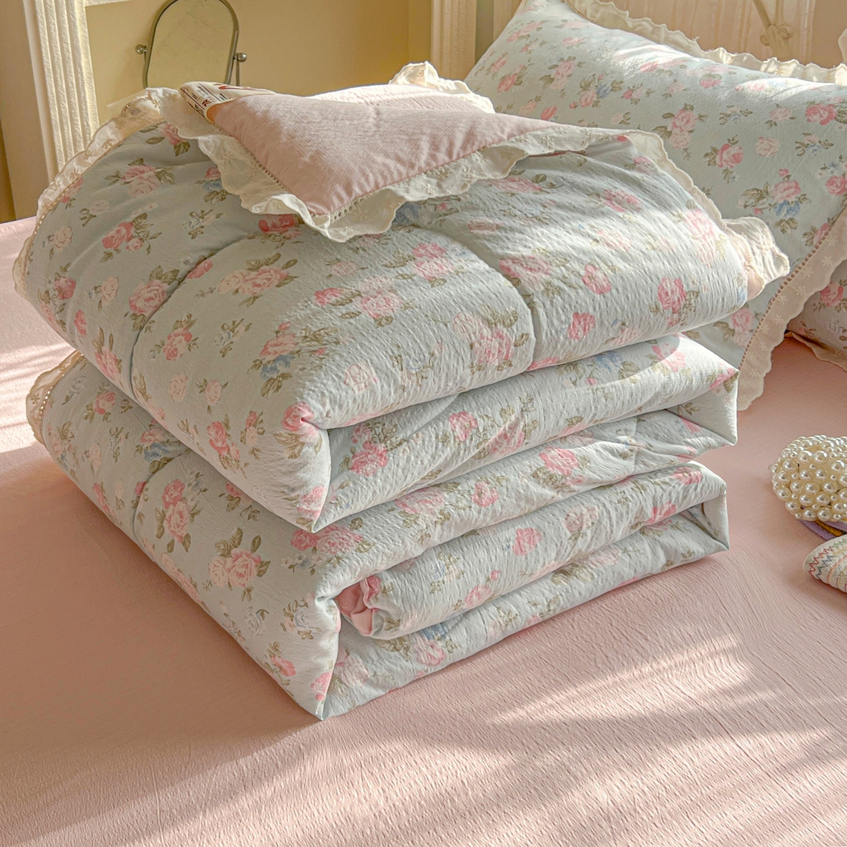 91家纺网 家纺一手货源 找家纺 罗亿家纺 2026新款全棉镂空花边云感双层纱夏被四件套 春日限定