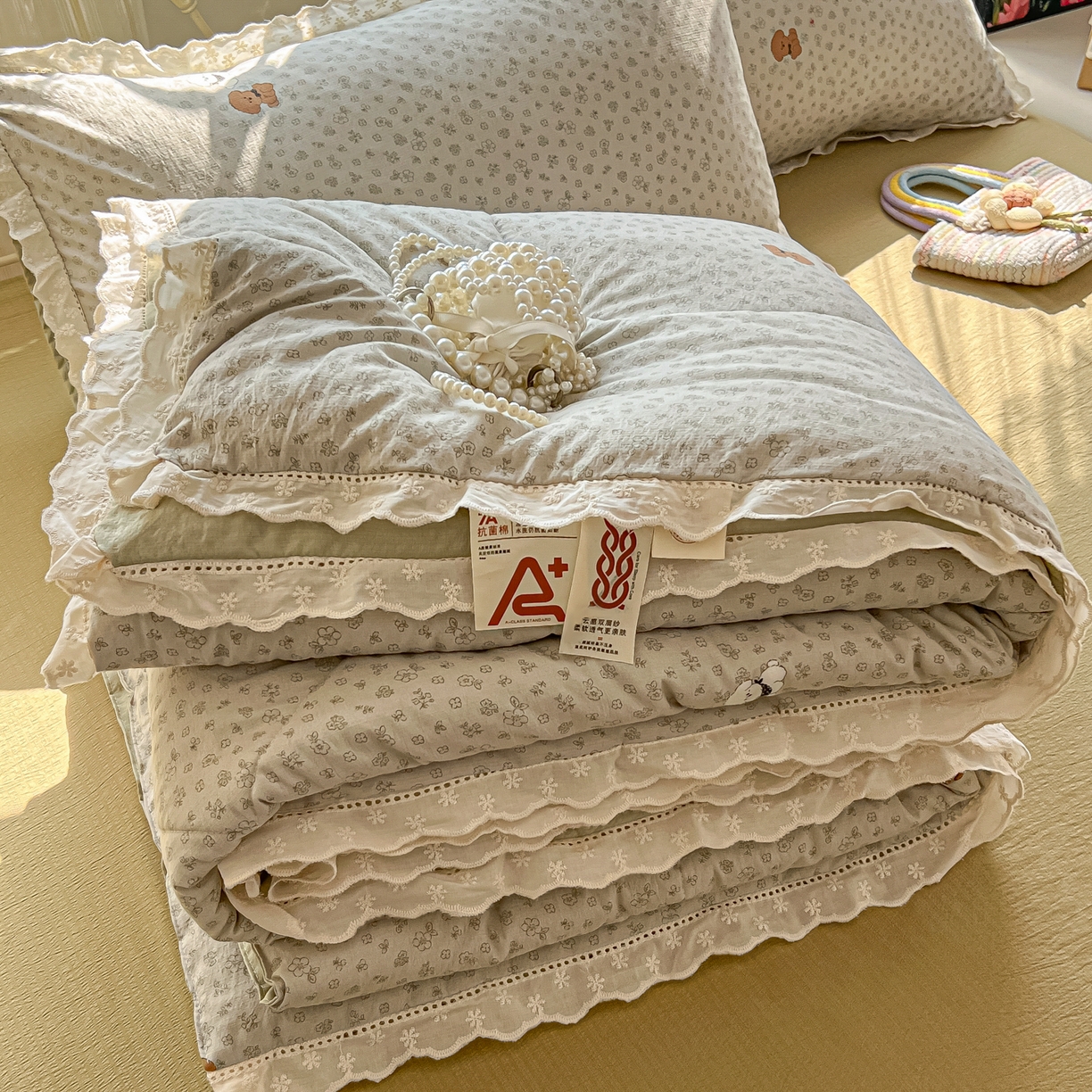 91家纺网 家纺一手货源 找家纺 罗亿家纺 2026新款全棉镂空花边云感双层纱夏被四件套 点点小狗