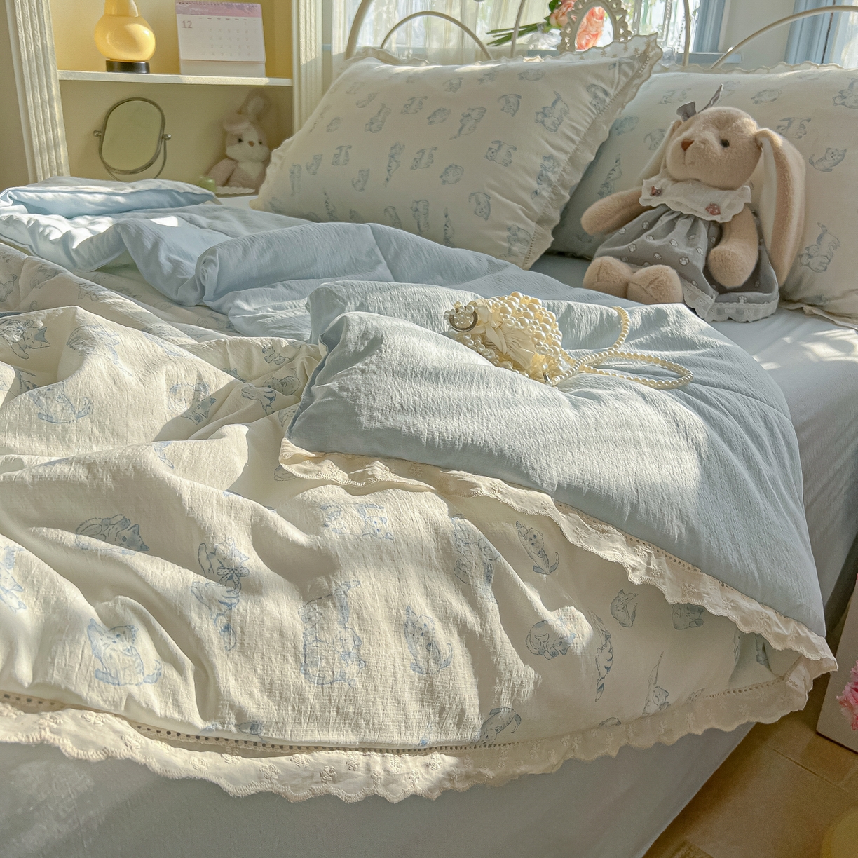 91家纺网 家纺一手货源 找家纺 罗亿家纺 2026新款全棉镂空花边云感双层纱夏被四件套 韩范小猫