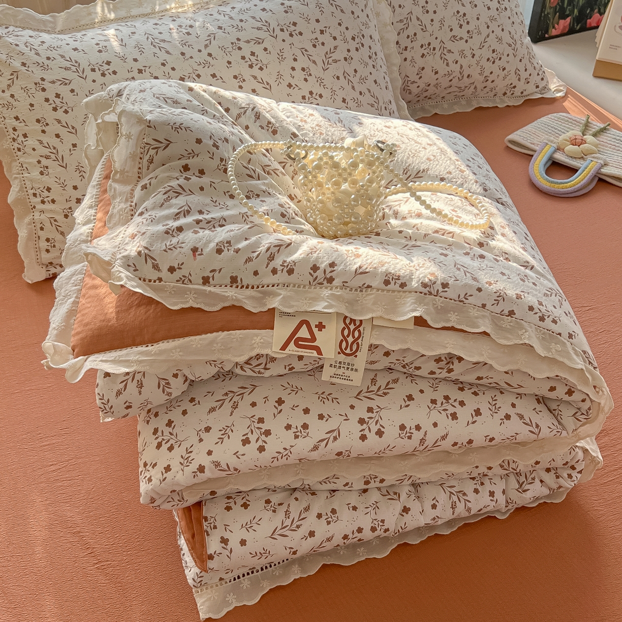 91家纺网 家纺一手货源 找家纺 罗亿家纺 2026新款全棉镂空花边云感双层纱夏被四件套 枝蔓