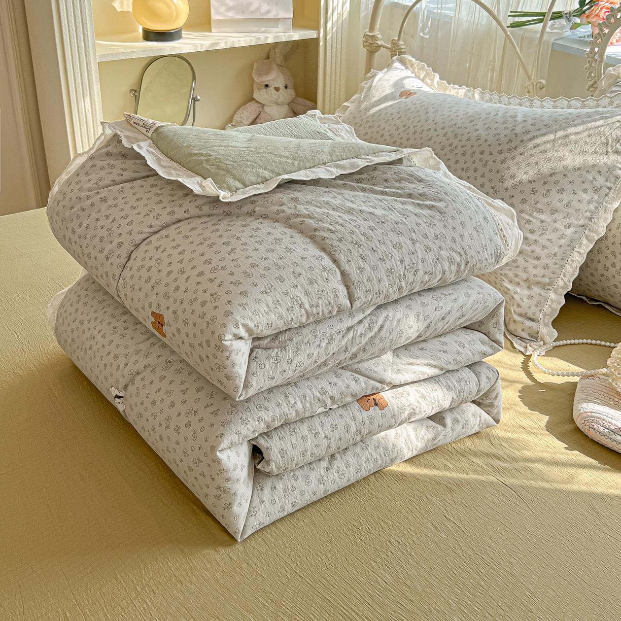 91家纺网 家纺一手货源 找家纺 罗亿家纺 2026新款全棉镂空花边云感双层纱夏被四件套 点点小狗