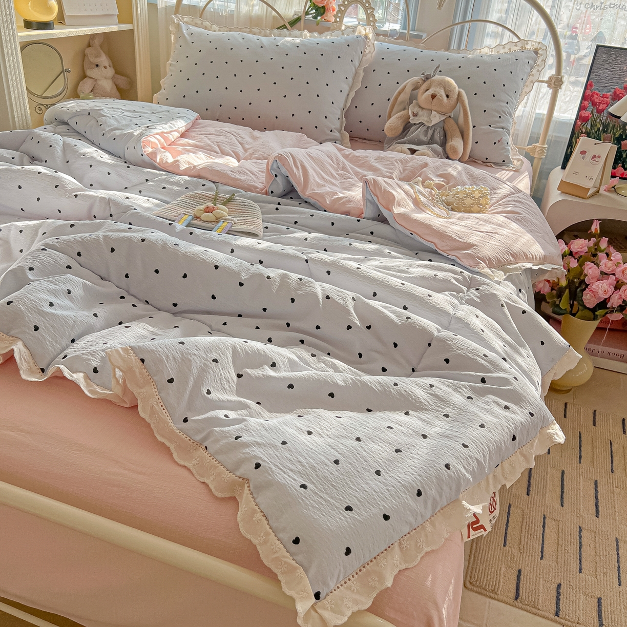 91家纺网 家纺一手货源 找家纺 罗亿家纺 2026新款全棉镂空花边云感双层纱夏被四件套 海盐甜心