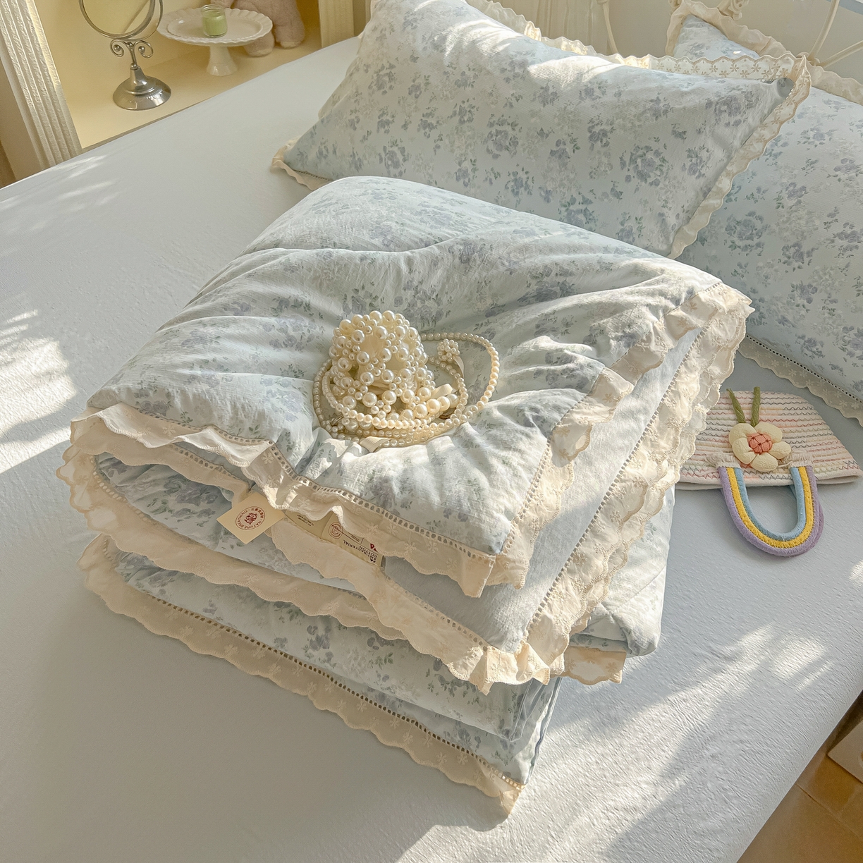 91家纺网 家纺一手货源 找家纺 罗亿家纺 2026新款全棉镂空花边云感双层纱夏被四件套 蓝萱