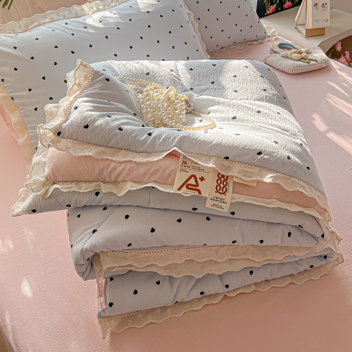 91家纺网 家纺一手货源 找家纺 罗亿家纺 2026新款全棉镂空花边云感双层纱夏被四件套 海盐甜心