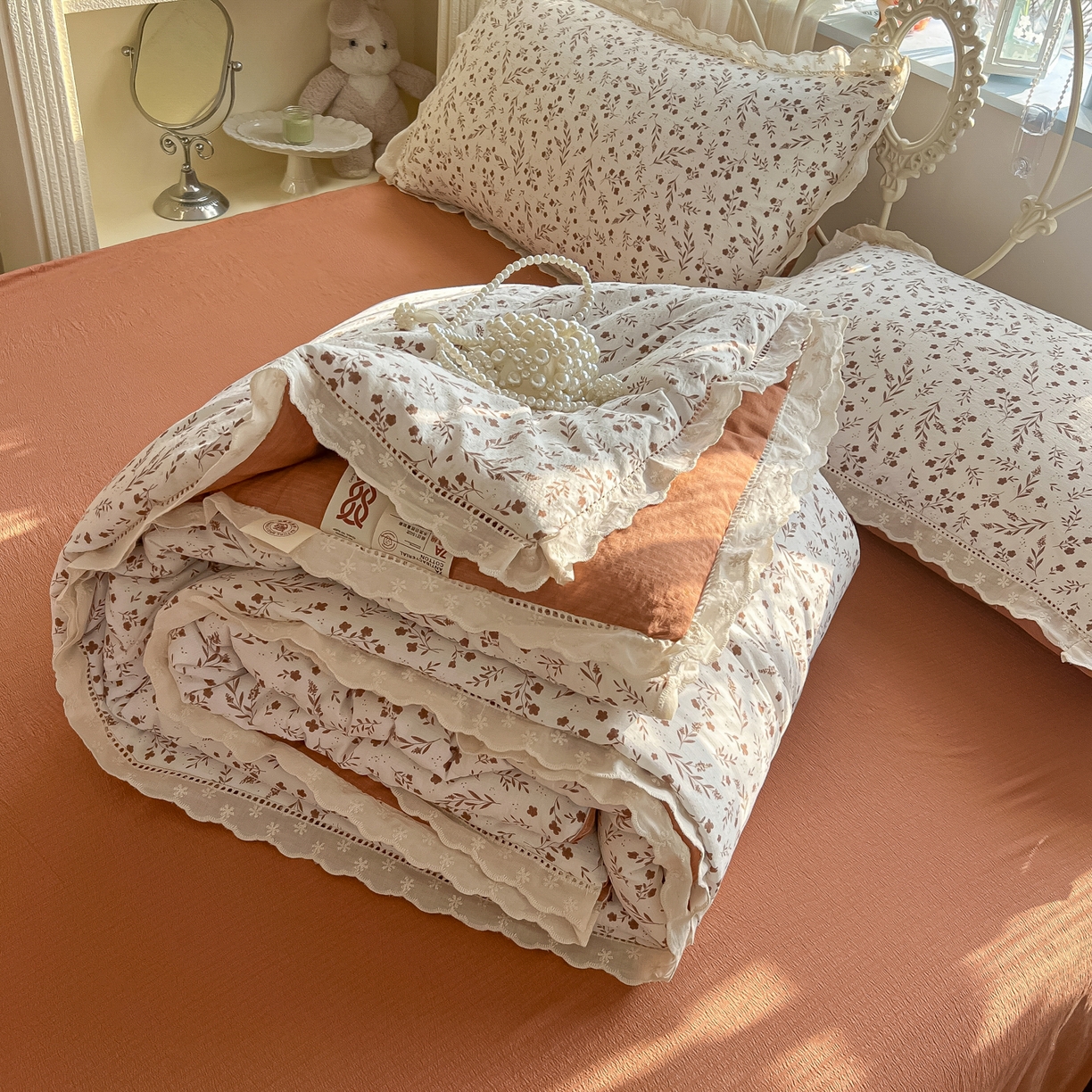 91家纺网 家纺一手货源 找家纺 罗亿家纺 2026新款全棉镂空花边云感双层纱夏被四件套 枝蔓