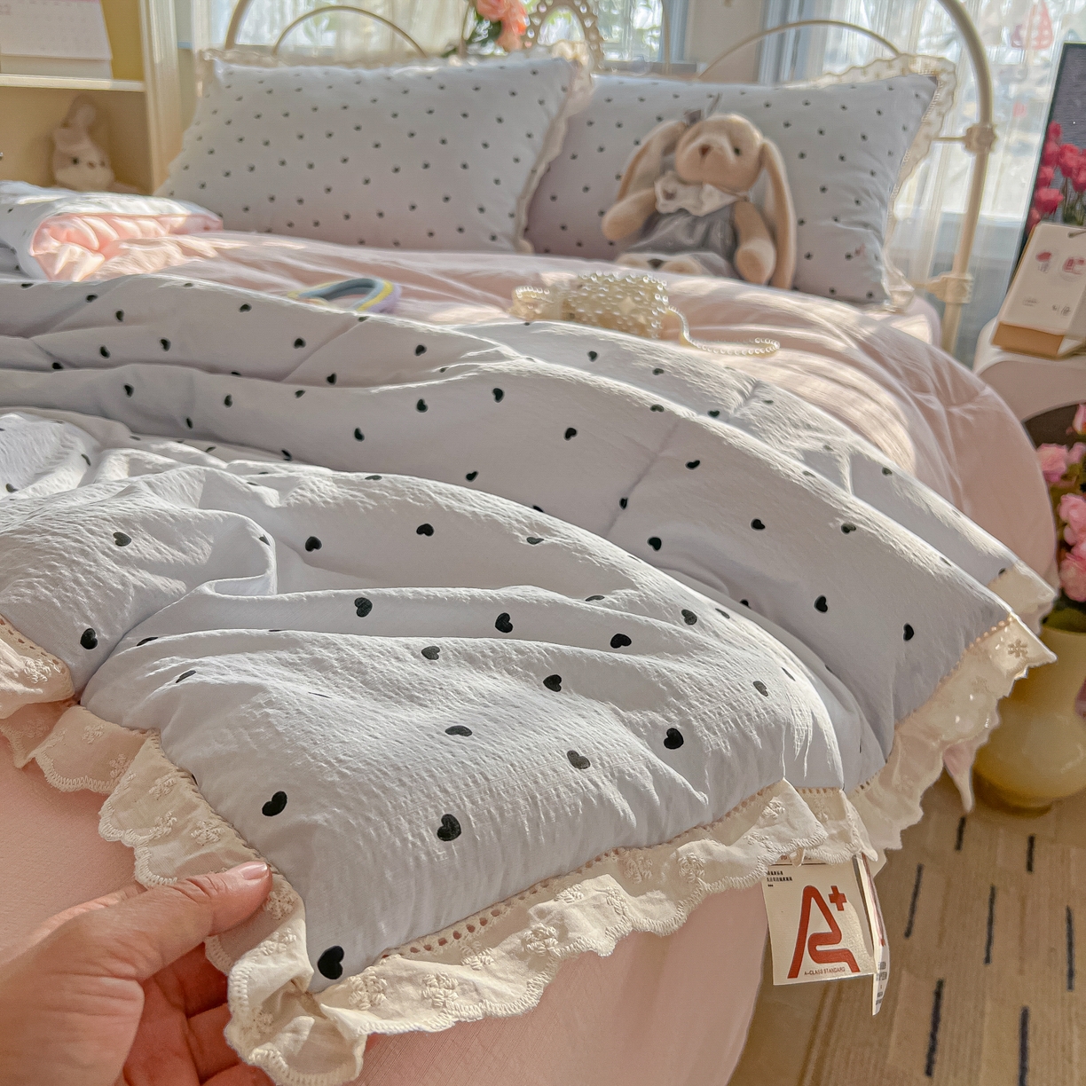 91家纺网 家纺一手货源 找家纺 罗亿家纺 2026新款全棉镂空花边云感双层纱夏被四件套 海盐甜心