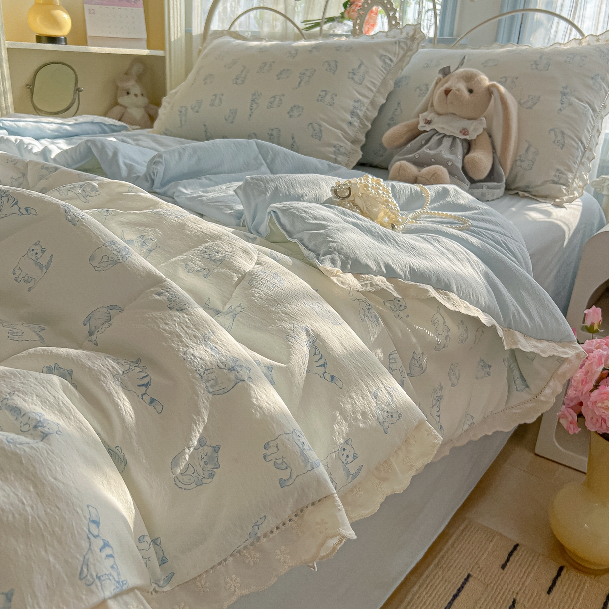 91家纺网 家纺一手货源 找家纺 罗亿家纺 2026新款全棉镂空花边云感双层纱夏被四件套 韩范小猫