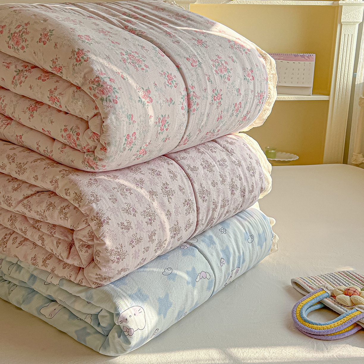 91家纺网 家纺一手货源 找家纺 罗亿家纺 2026新款全棉镂空花边云感双层纱夏被四件套 组合图仅展示