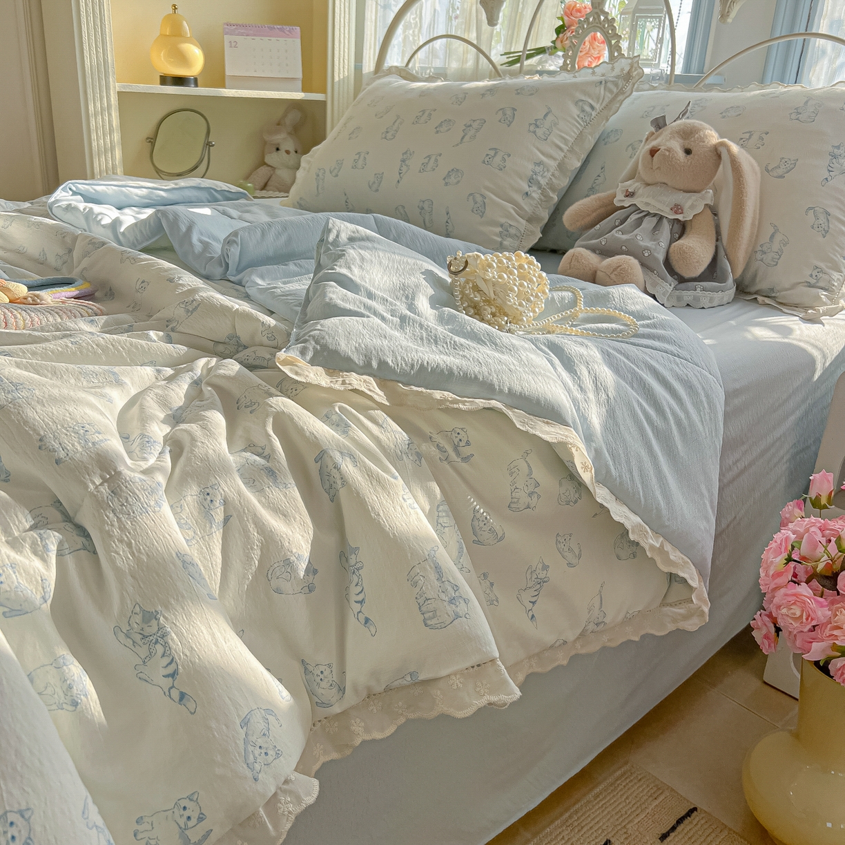 91家纺网 家纺一手货源 找家纺 罗亿家纺 2026新款全棉镂空花边云感双层纱夏被四件套 韩范小猫