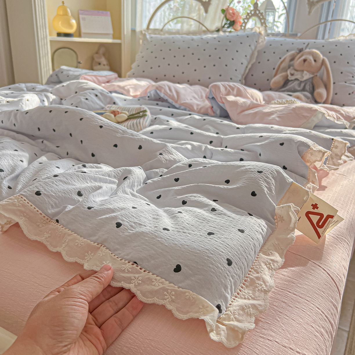 91家纺网 家纺一手货源 找家纺 罗亿家纺 2026新款全棉镂空花边云感双层纱夏被四件套 海盐甜心