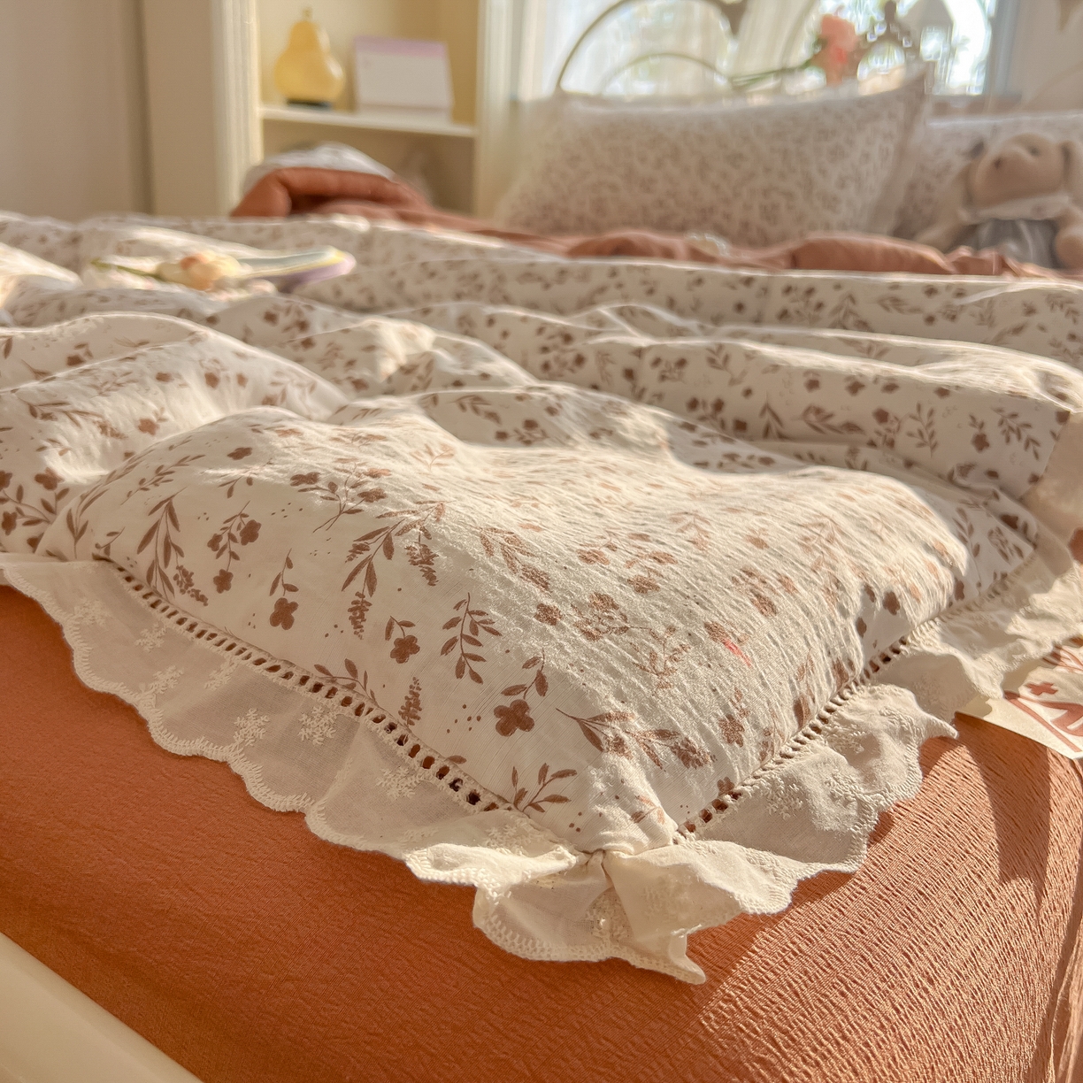 91家纺网 家纺一手货源 找家纺 罗亿家纺 2026新款全棉镂空花边云感双层纱夏被四件套 枝蔓