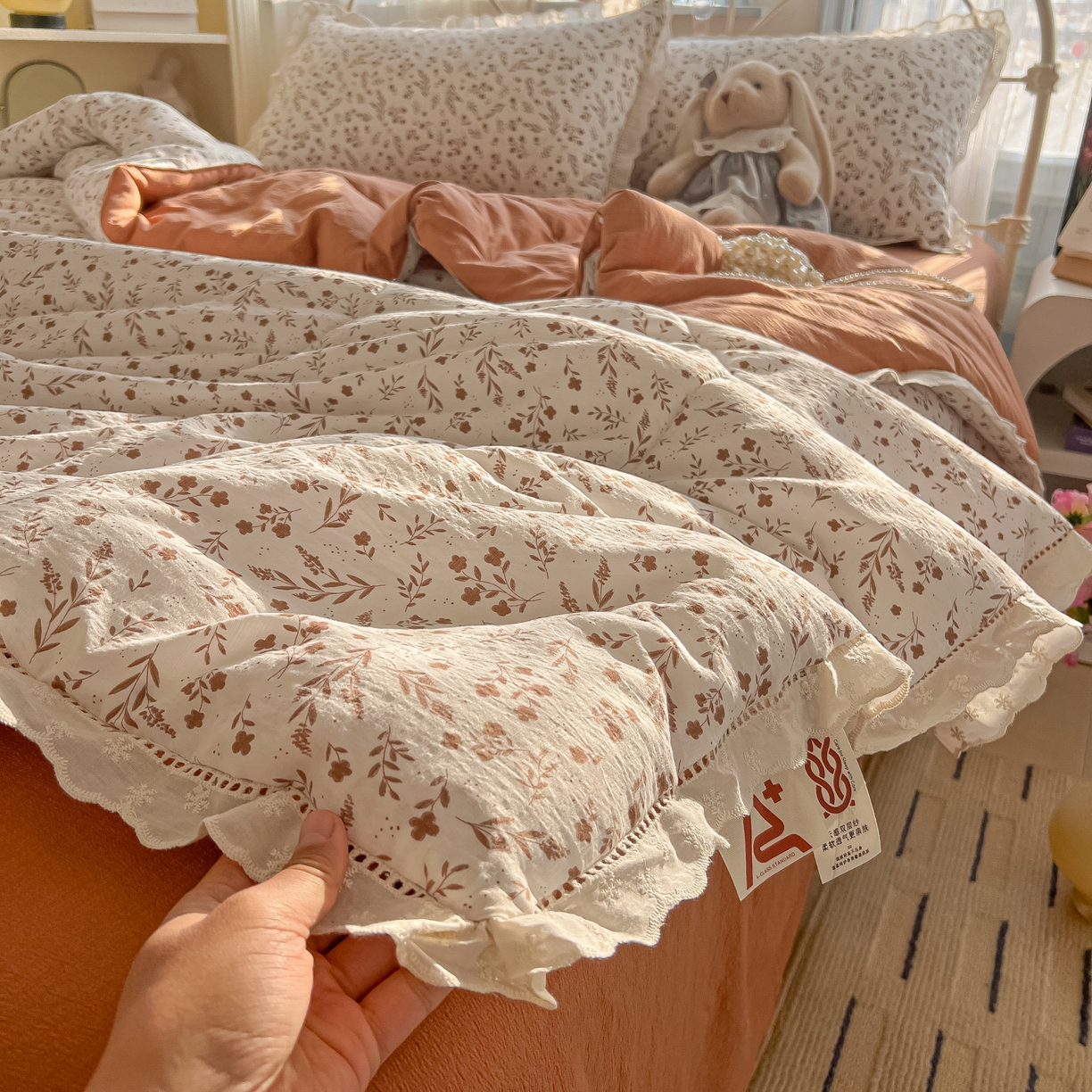 91家纺网 家纺一手货源 找家纺 罗亿家纺 2026新款全棉镂空花边云感双层纱夏被四件套 枝蔓