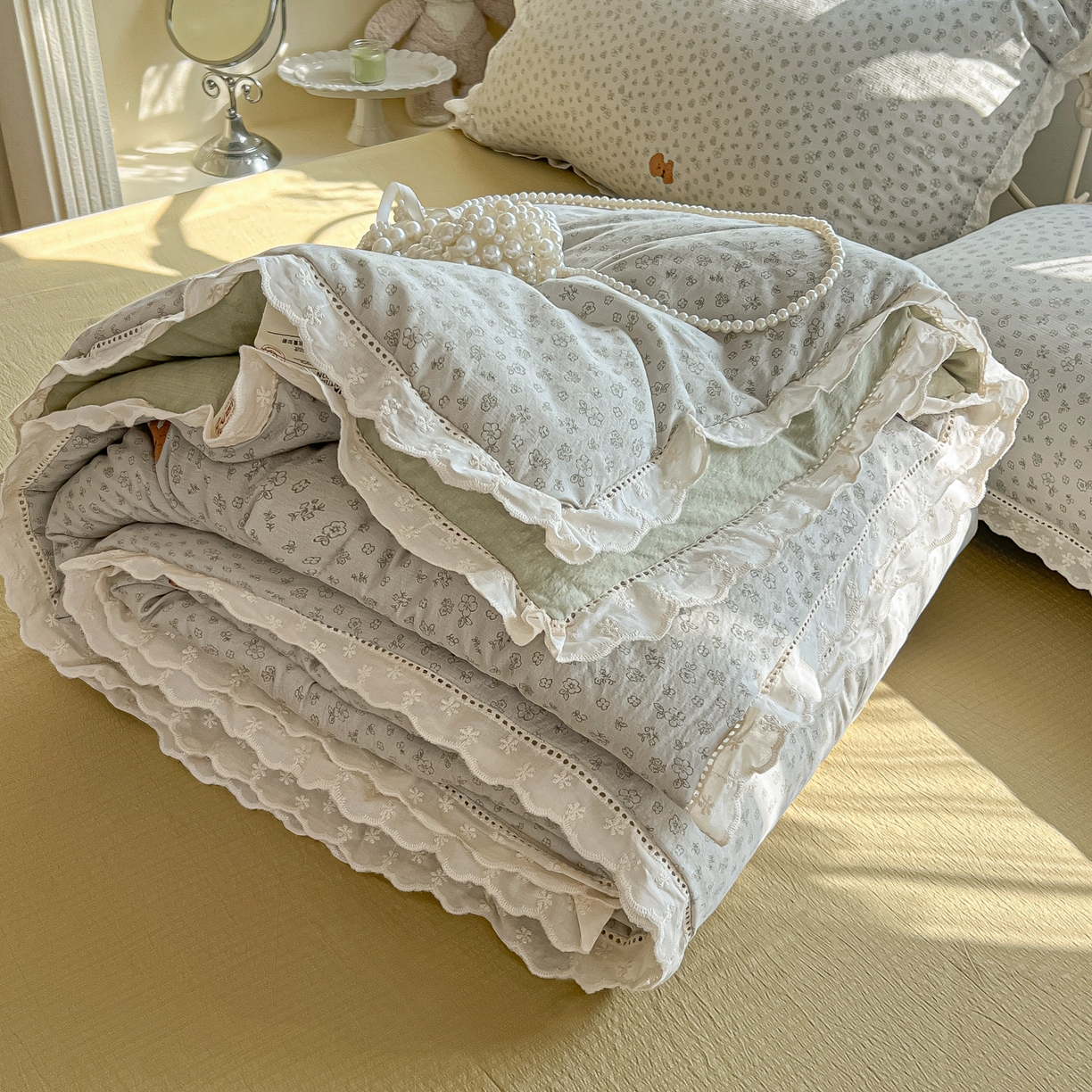 91家纺网 家纺一手货源 找家纺 罗亿家纺 2026新款全棉镂空花边云感双层纱夏被四件套 点点小狗