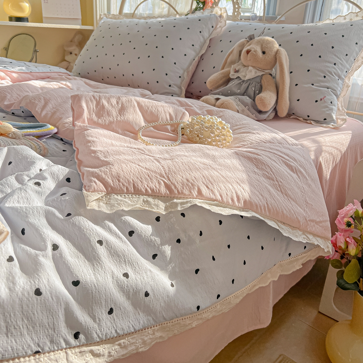 91家纺网 家纺一手货源 找家纺 罗亿家纺 2026新款全棉镂空花边云感双层纱夏被四件套 海盐甜心