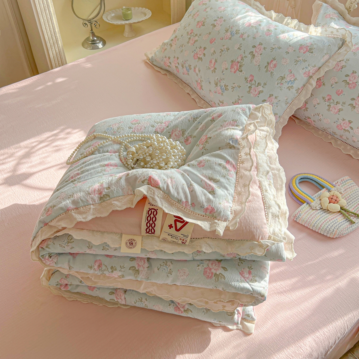 91家纺网 家纺一手货源 找家纺 罗亿家纺 2026新款全棉镂空花边云感双层纱夏被四件套 春日限定