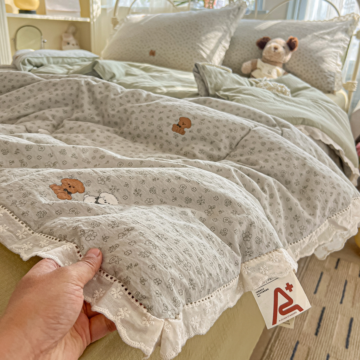 91家纺网 家纺一手货源 找家纺 罗亿家纺 2026新款全棉镂空花边云感双层纱夏被四件套 点点小狗