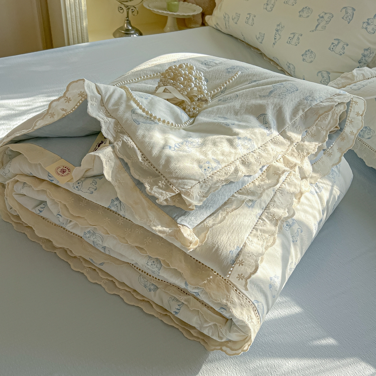 91家纺网 家纺一手货源 找家纺 罗亿家纺 2026新款全棉镂空花边云感双层纱夏被四件套 韩范小猫