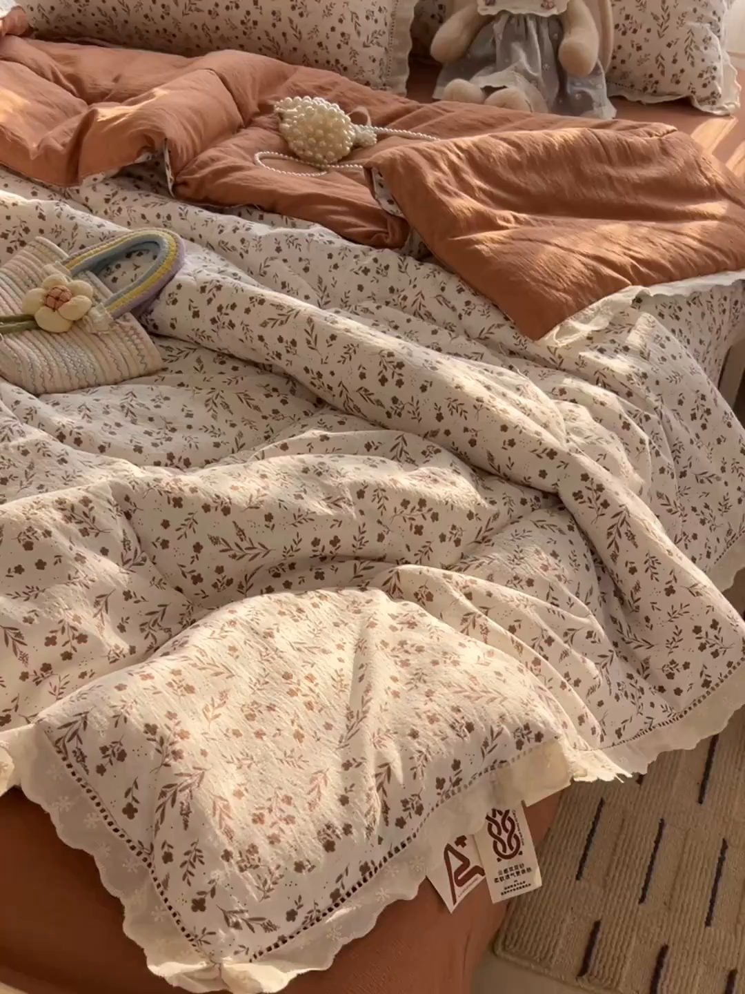 91家纺网 家纺一手货源 找家纺 罗亿家纺 2026新款全棉镂空花边云感双层纱夏被四件套 枝蔓