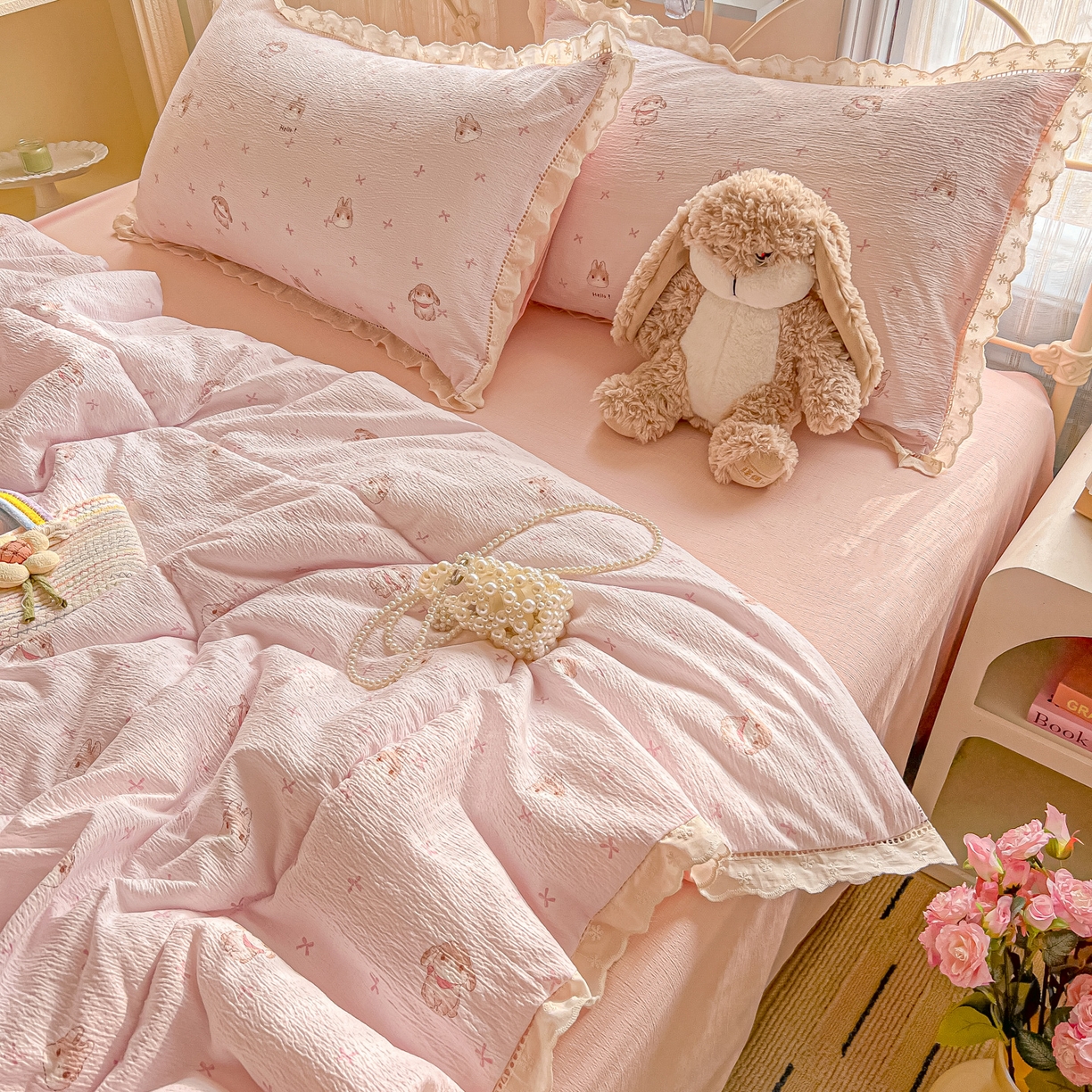 91家纺网 家纺一手货源 找家纺 罗亿家纺 2026新款全棉镂空花边云感双层纱夏被四件套 小粉兔