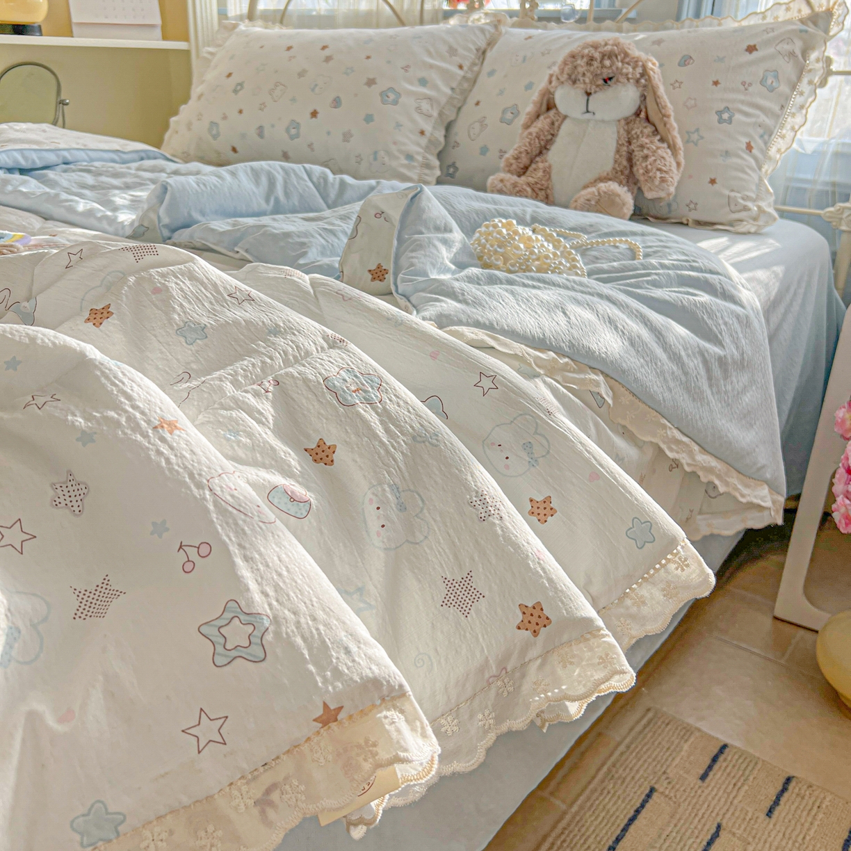 91家纺网 家纺一手货源 找家纺 罗亿家纺 2026新款全棉镂空花边云感双层纱夏被四件套 星星兔