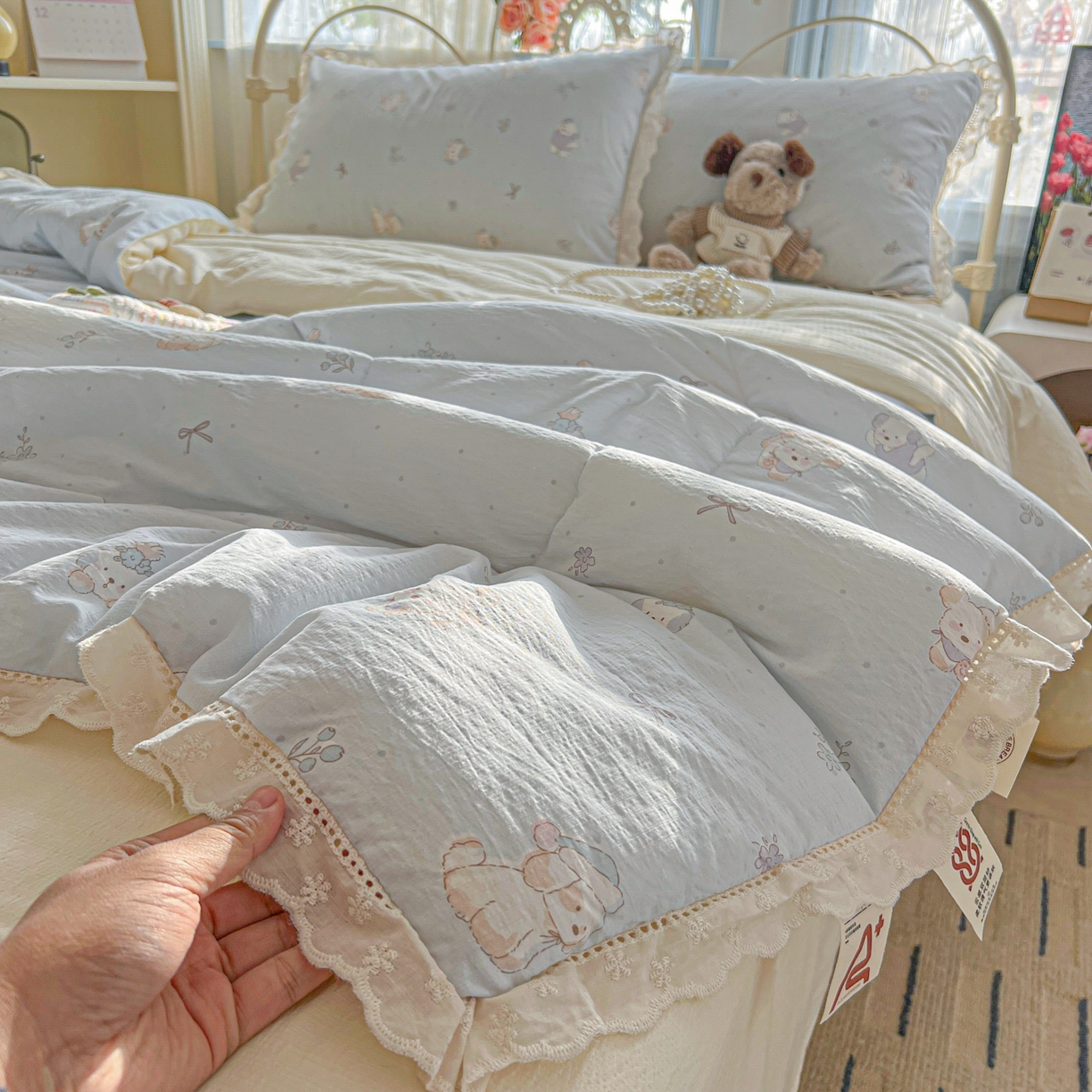 91家纺网 家纺一手货源 找家纺 罗亿家纺 2026新款全棉镂空花边云感双层纱夏被四件套 蓝蓝小奶狗