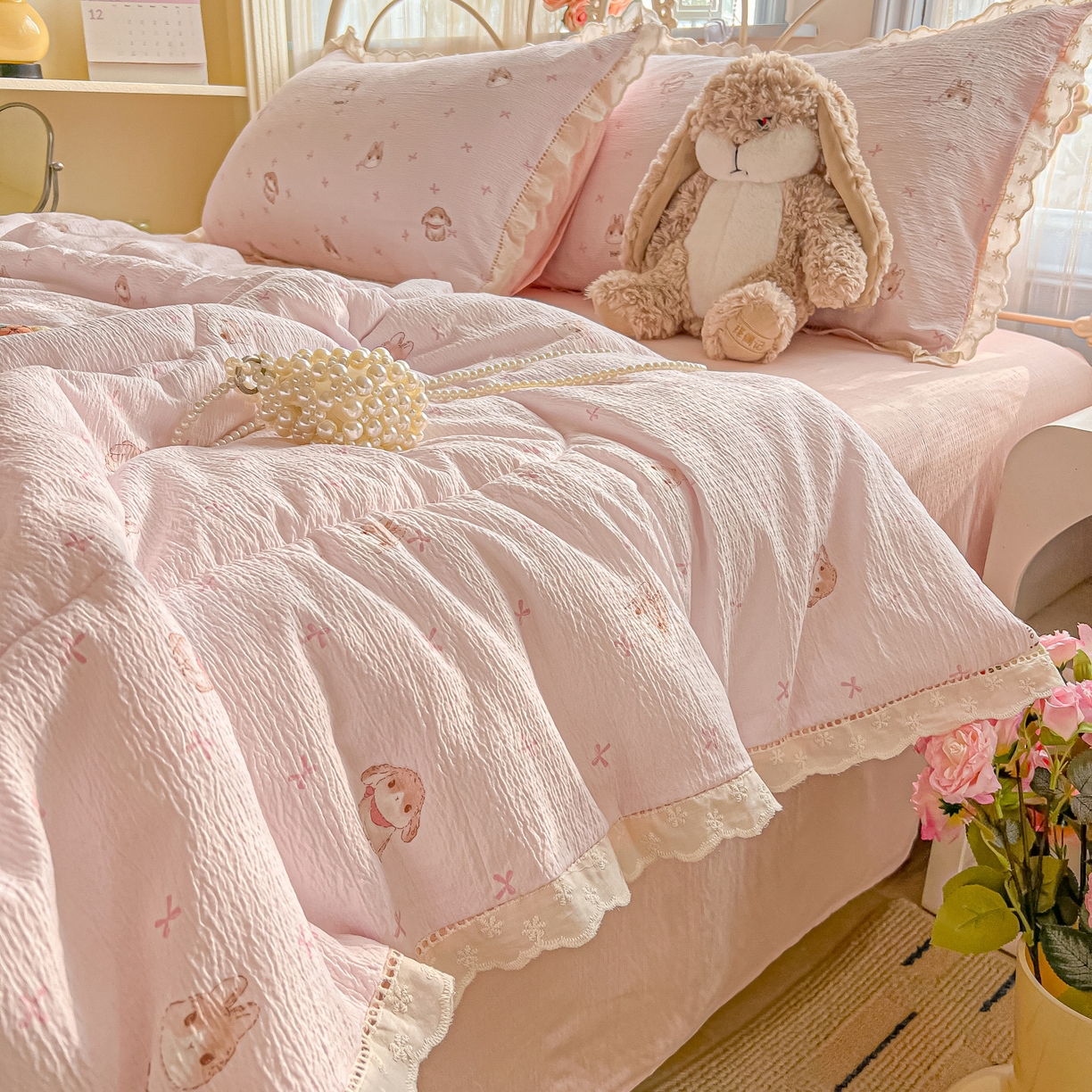 91家纺网 家纺一手货源 找家纺 罗亿家纺 2026新款全棉镂空花边云感双层纱夏被四件套 小粉兔