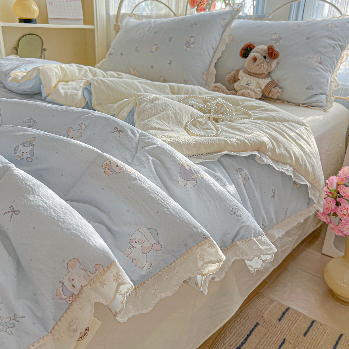 91家纺网 家纺一手货源 找家纺 罗亿家纺 2026新款全棉镂空花边云感双层纱夏被四件套 蓝蓝小奶狗