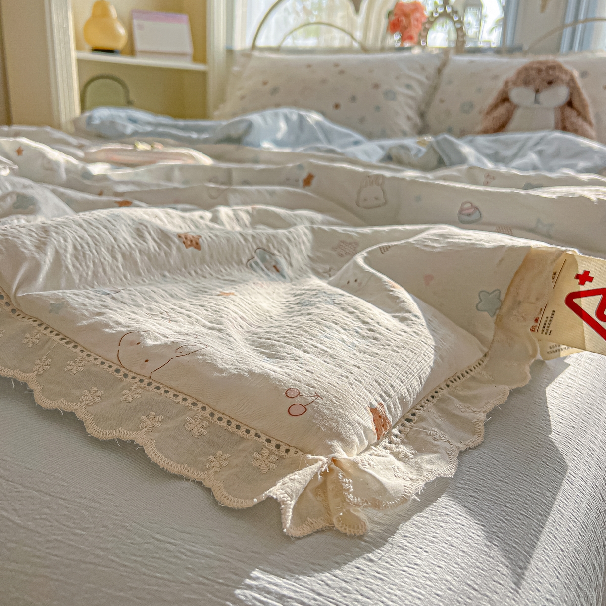 91家纺网 家纺一手货源 找家纺 罗亿家纺 2026新款全棉镂空花边云感双层纱夏被四件套 星星兔
