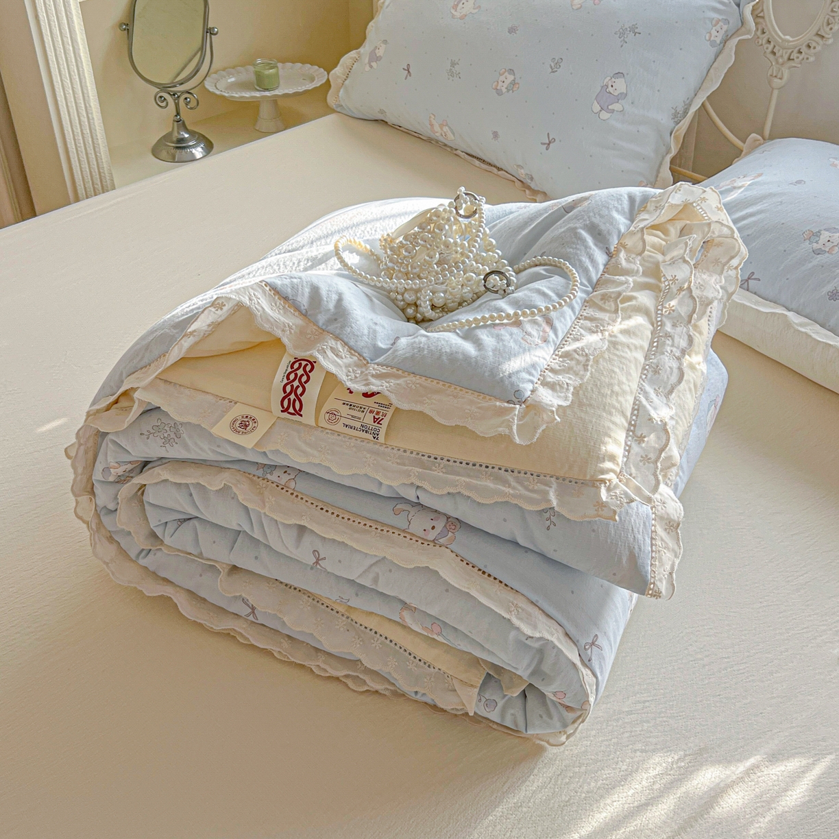 91家纺网 家纺一手货源 找家纺 罗亿家纺 2026新款全棉镂空花边云感双层纱夏被四件套 蓝蓝小奶狗