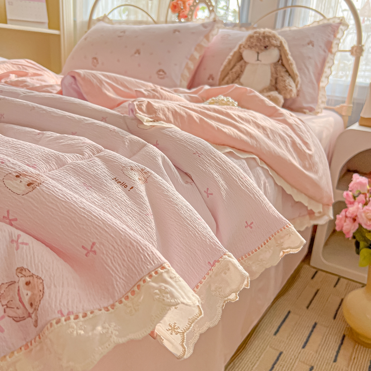 91家纺网 家纺一手货源 找家纺 罗亿家纺 2026新款全棉镂空花边云感双层纱夏被四件套 小粉兔