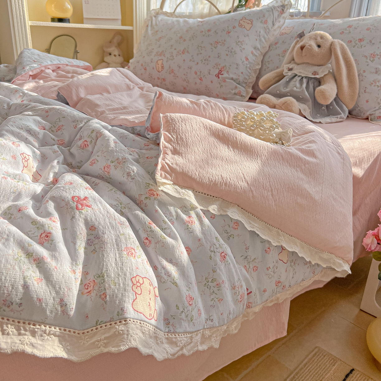 91家纺网 家纺一手货源 找家纺 罗亿家纺 2026新款全棉镂空花边云感双层纱夏被四件套 kitty甜梦窝
