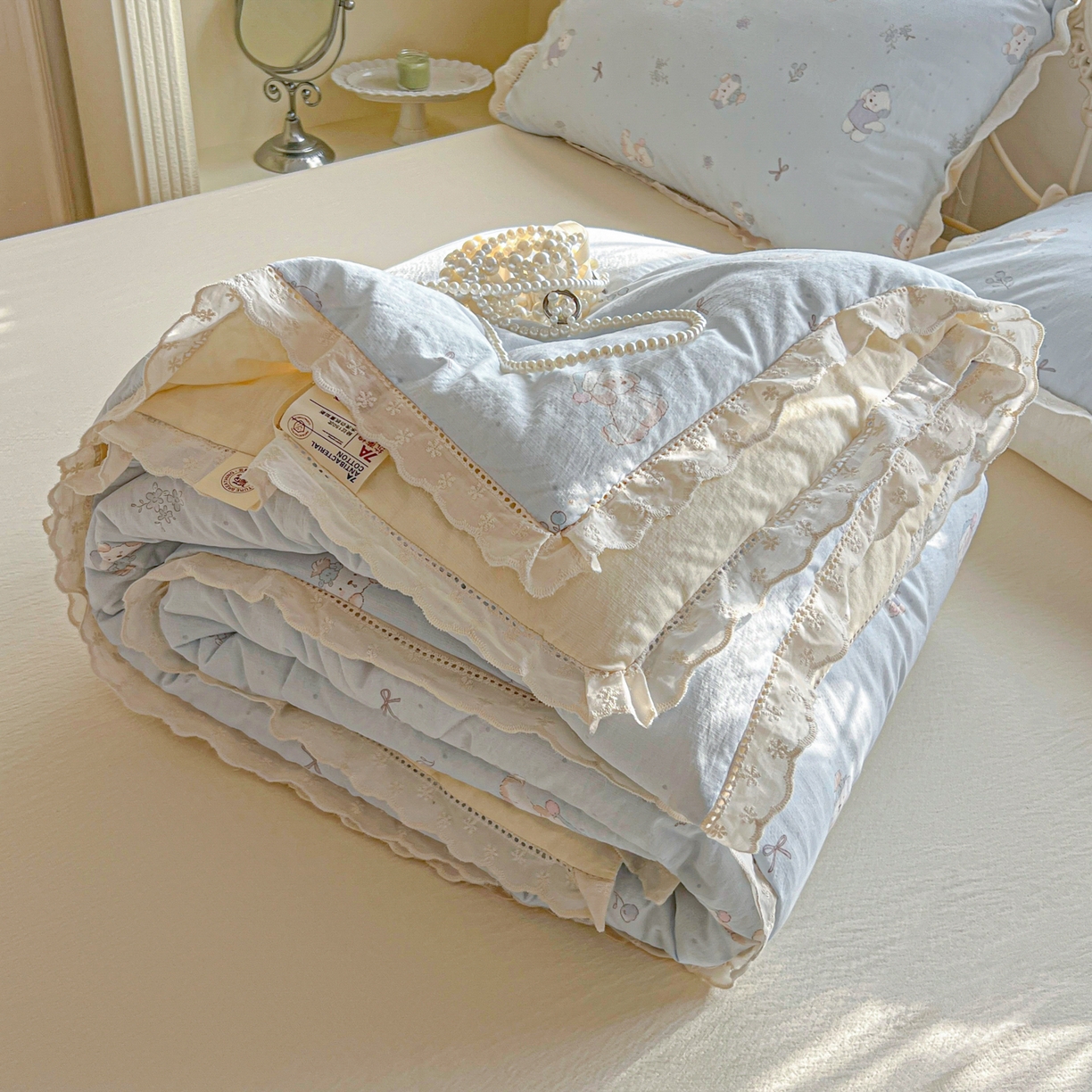 91家纺网 家纺一手货源 找家纺 罗亿家纺 2026新款全棉镂空花边云感双层纱夏被四件套 蓝蓝小奶狗