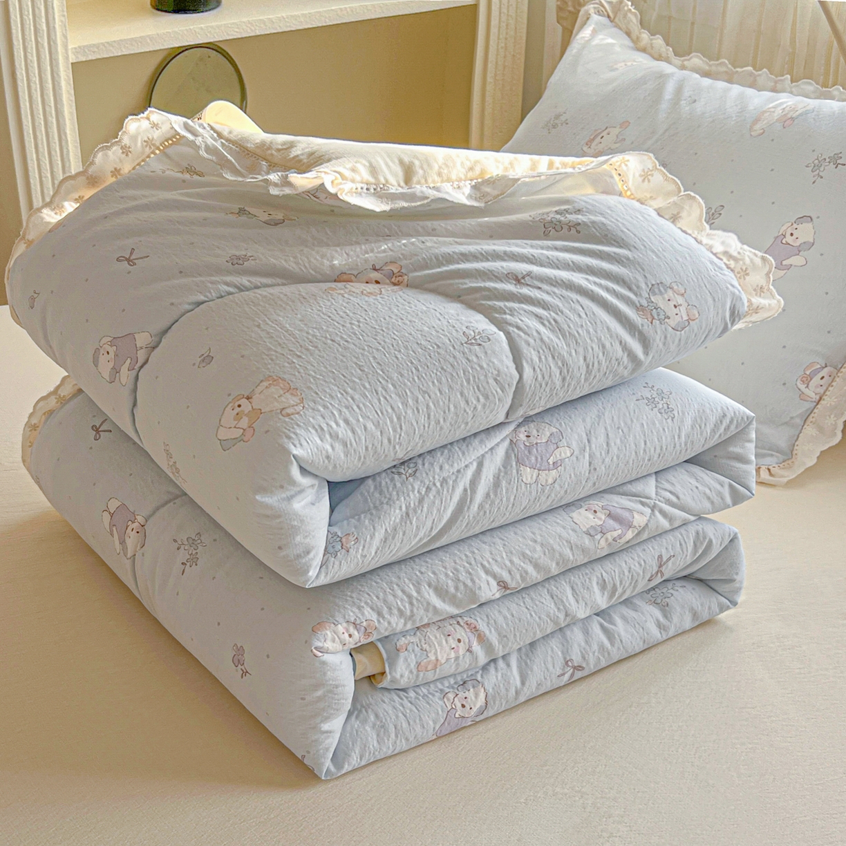 91家纺网 家纺一手货源 找家纺 罗亿家纺 2026新款全棉镂空花边云感双层纱夏被四件套 蓝蓝小奶狗