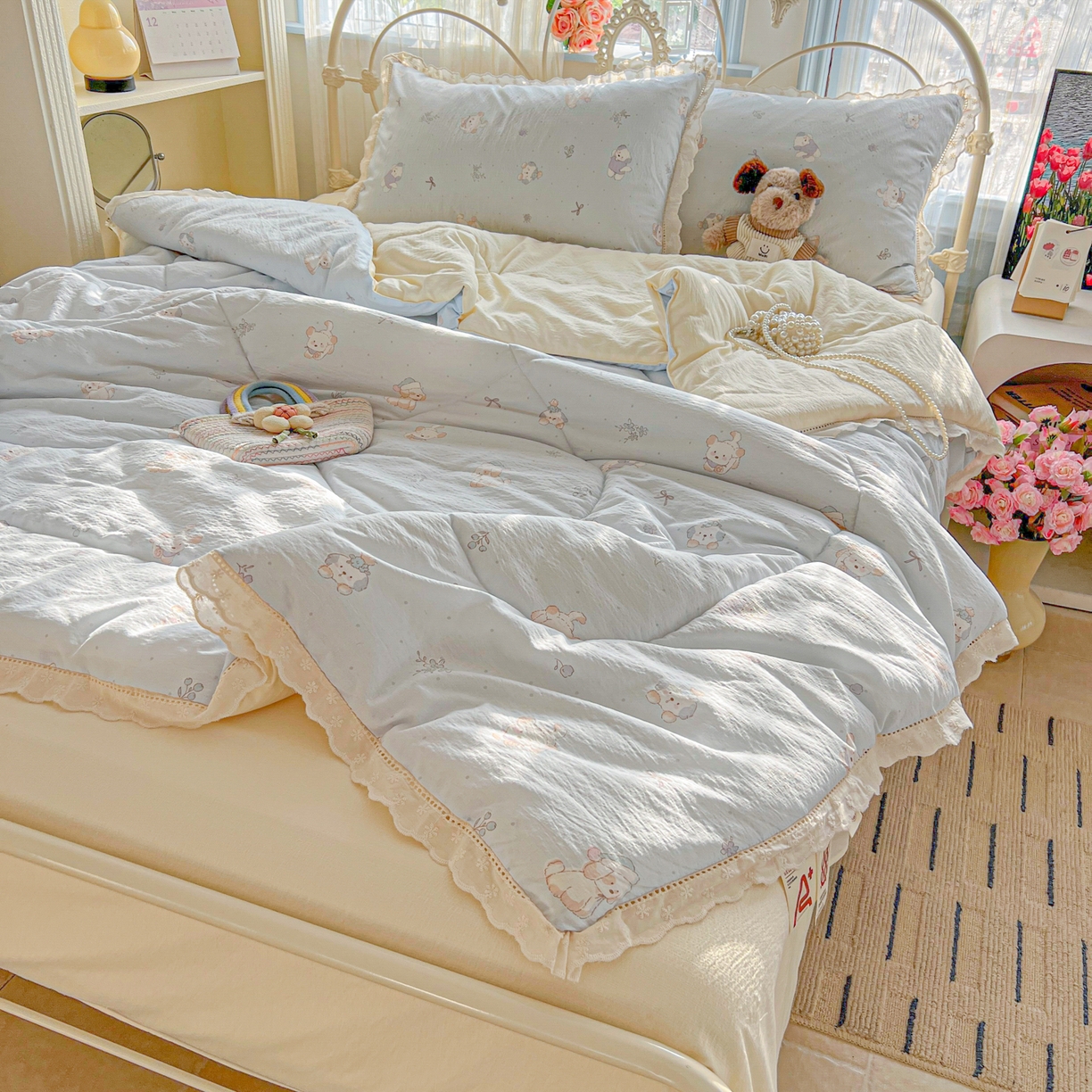 91家纺网 家纺一手货源 找家纺 罗亿家纺 2026新款全棉镂空花边云感双层纱夏被四件套 蓝蓝小奶狗