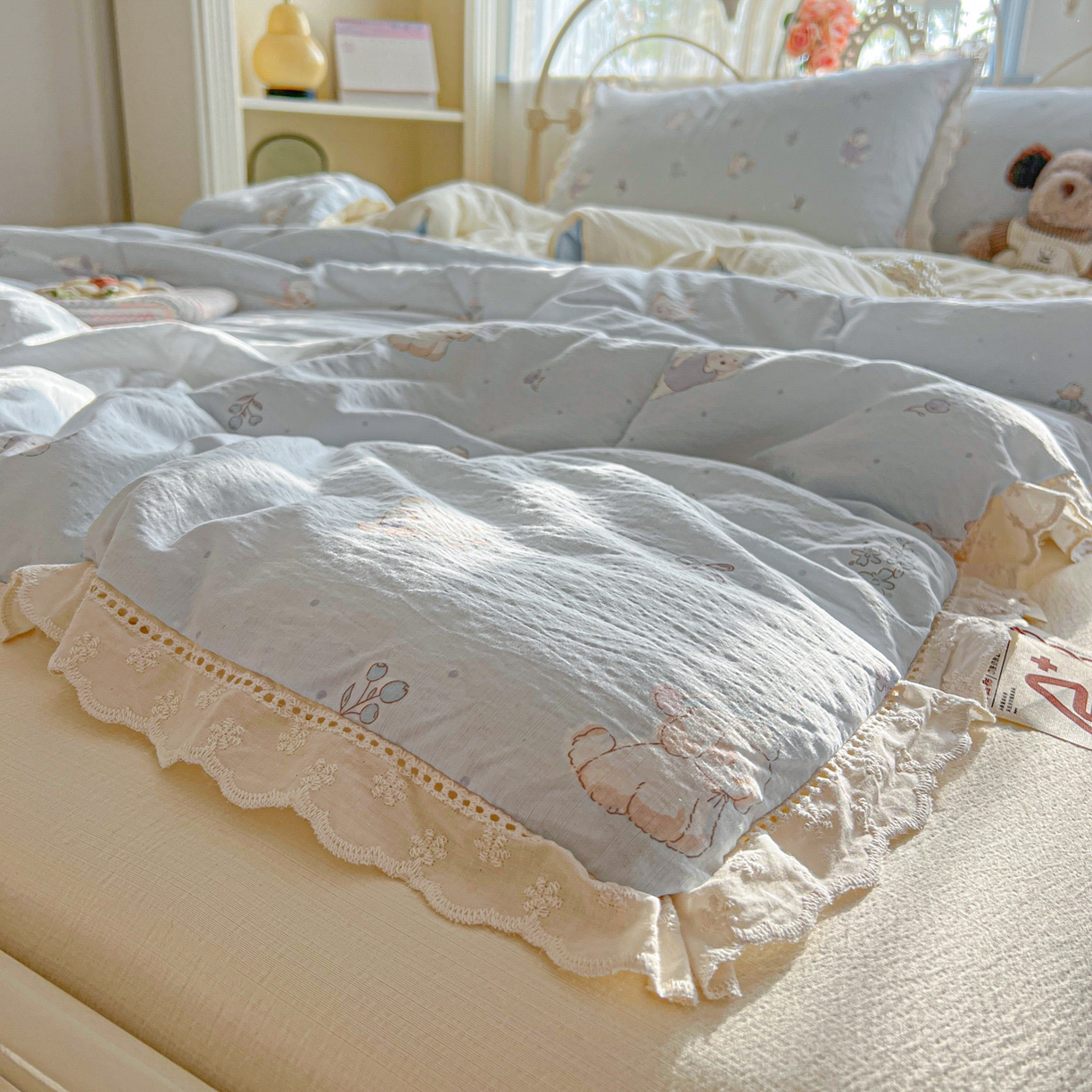 91家纺网 家纺一手货源 找家纺 罗亿家纺 2026新款全棉镂空花边云感双层纱夏被四件套 蓝蓝小奶狗