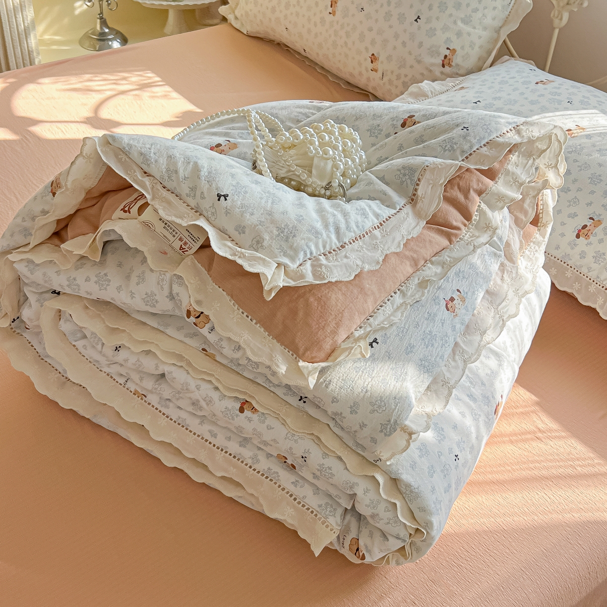 91家纺网 家纺一手货源 找家纺 罗亿家纺 2026新款全棉镂空花边云感双层纱夏被四件套 花花腊肠狗