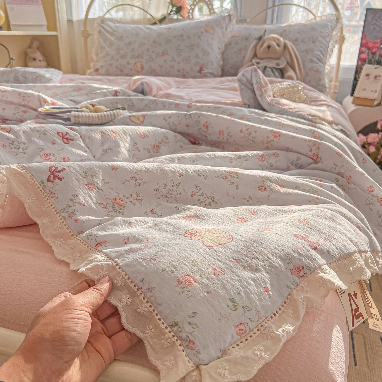 罗亿家纺 2026新款全棉镂空花边云感双层纱夏被四件套 kitty甜梦窝