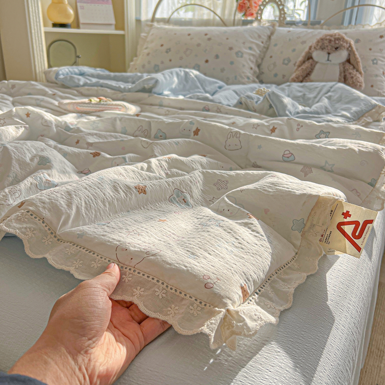 91家纺网 家纺一手货源 找家纺 罗亿家纺 2026新款全棉镂空花边云感双层纱夏被四件套 星星兔