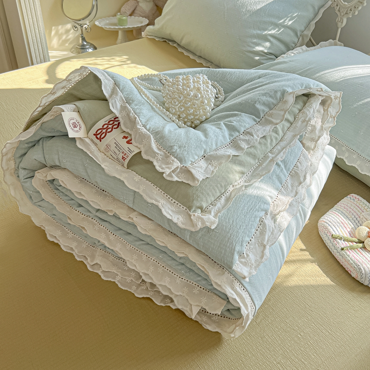 91家纺网 家纺一手货源 找家纺 罗亿家纺 2026新款全棉镂空花边云感双层纱夏被四件套 简夏