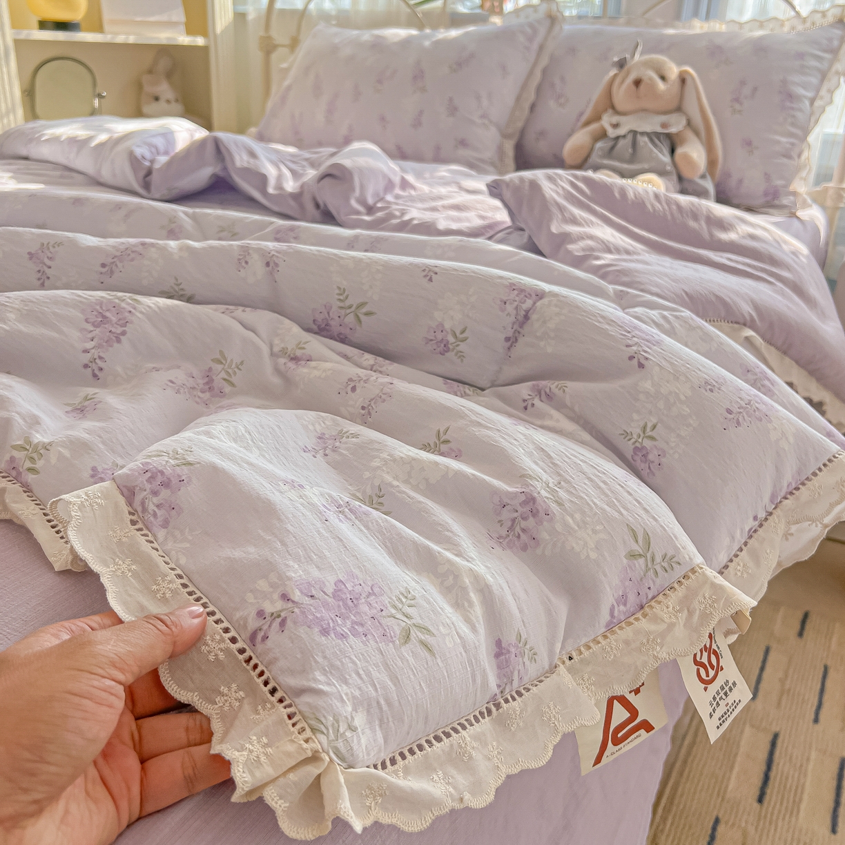 91家纺网 家纺一手货源 找家纺 罗亿家纺 2026新款全棉镂空花边云感双层纱夏被四件套 萄气满满