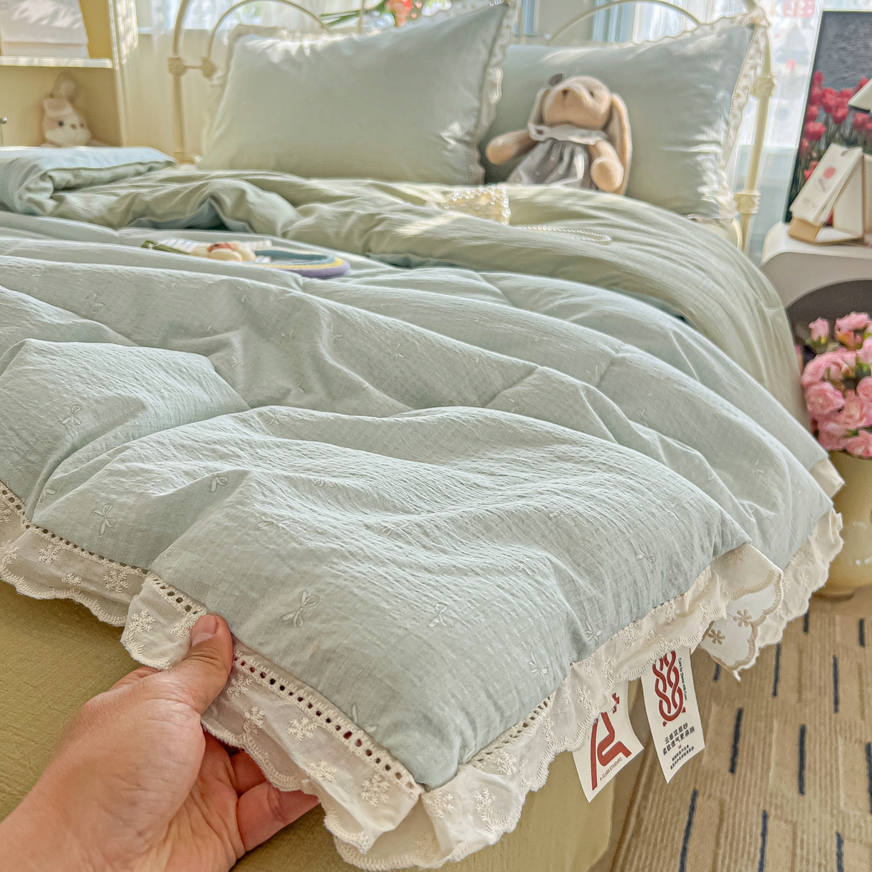 91家纺网 家纺一手货源 找家纺 罗亿家纺 2026新款全棉镂空花边云感双层纱夏被四件套 简夏