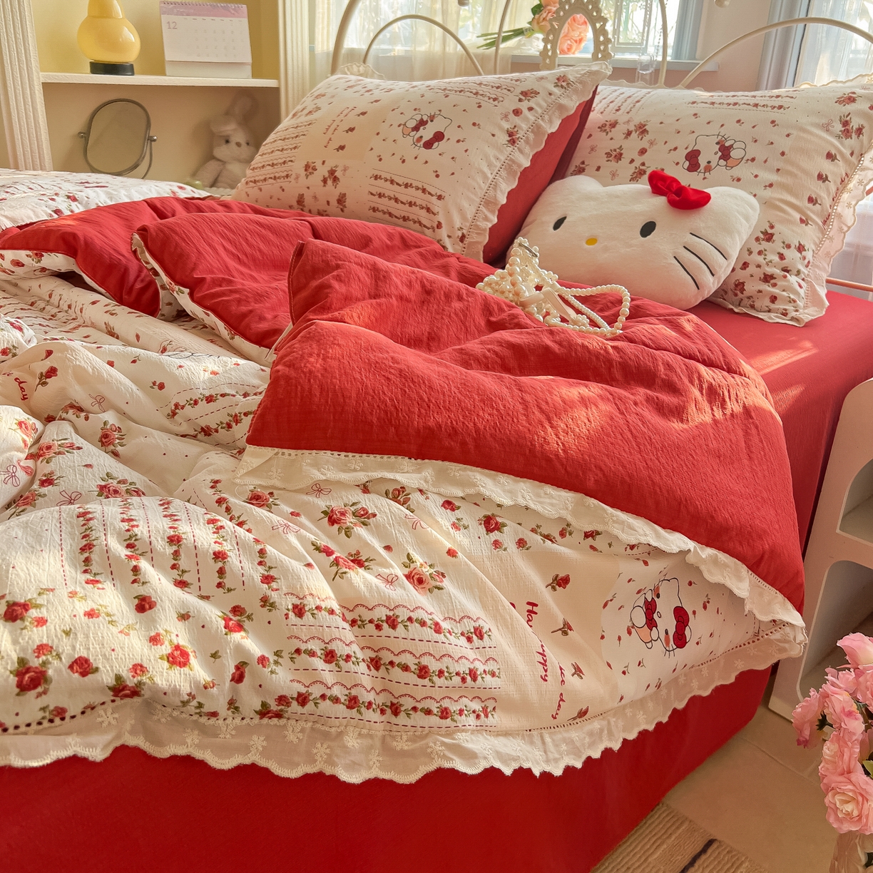 91家纺网 家纺一手货源 找家纺 罗亿家纺 2026新款全棉镂空花边云感双层纱夏被四件套 花漾kitty