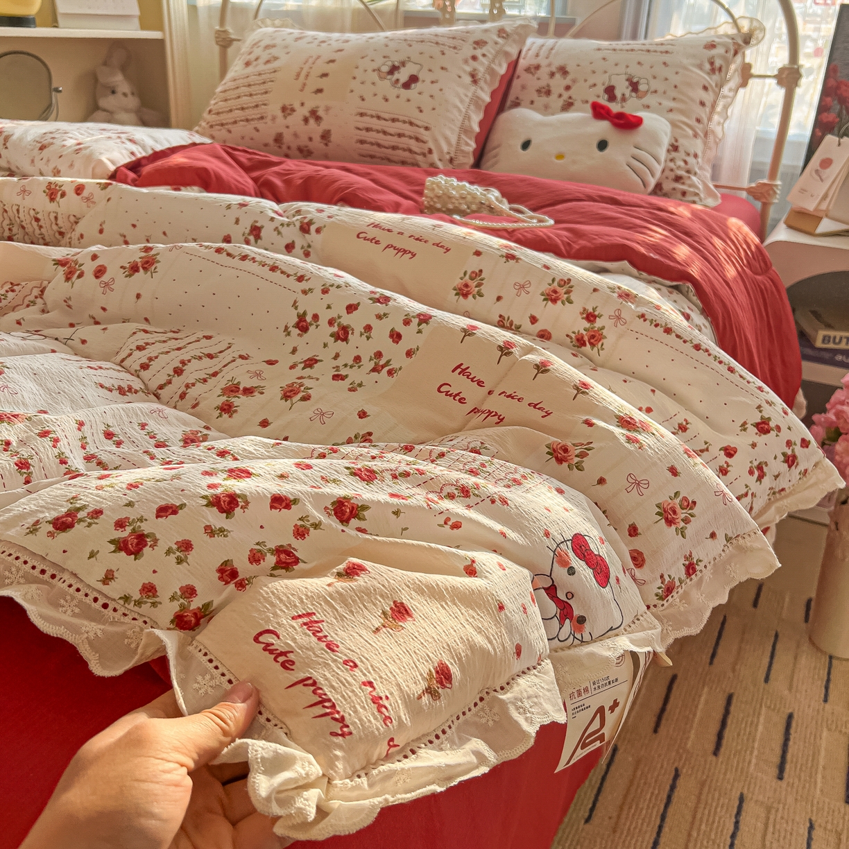 91家纺网 家纺一手货源 找家纺 罗亿家纺 2026新款全棉镂空花边云感双层纱夏被四件套 花漾kitty