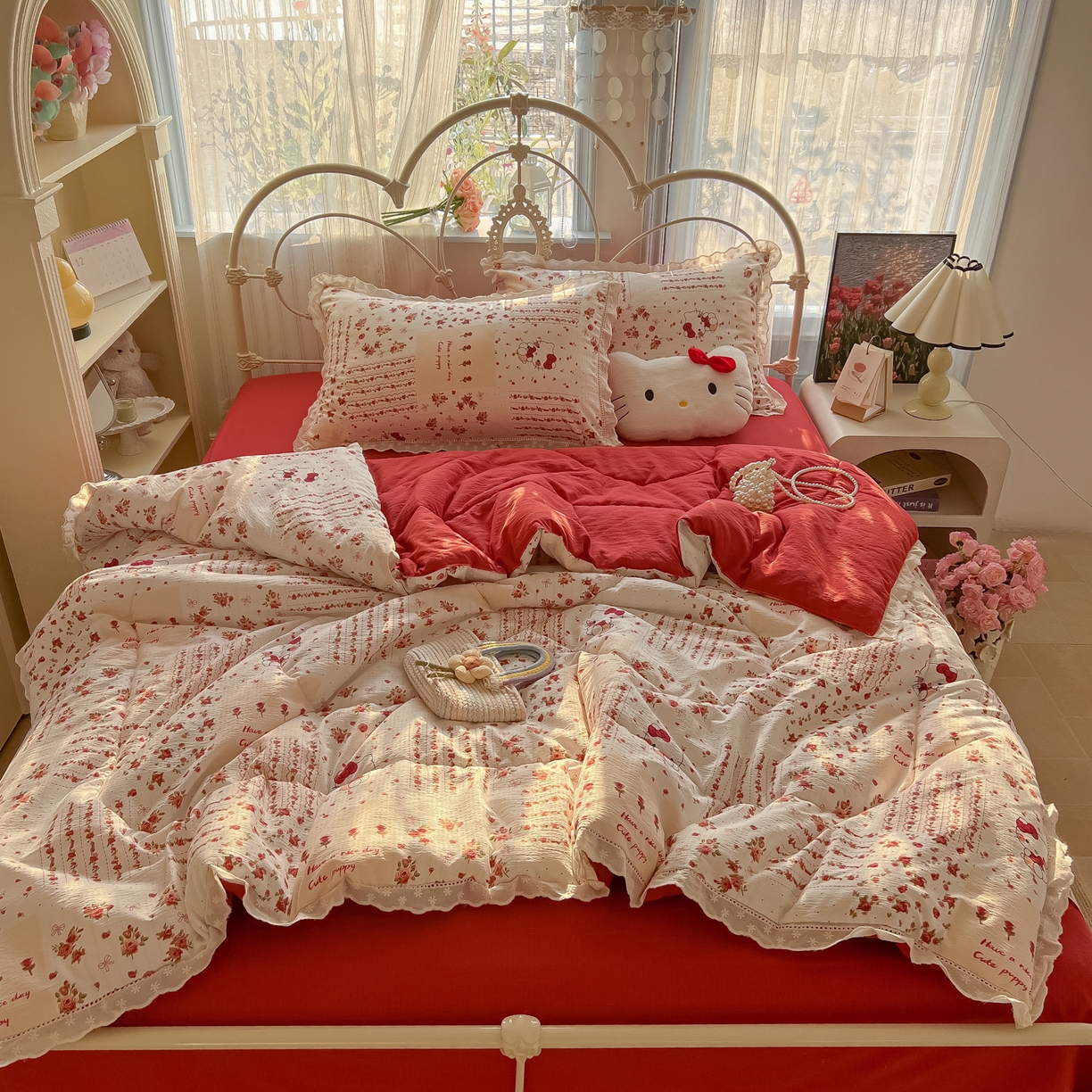 91家纺网 家纺一手货源 找家纺 罗亿家纺 2026新款全棉镂空花边云感双层纱夏被四件套 花漾kitty