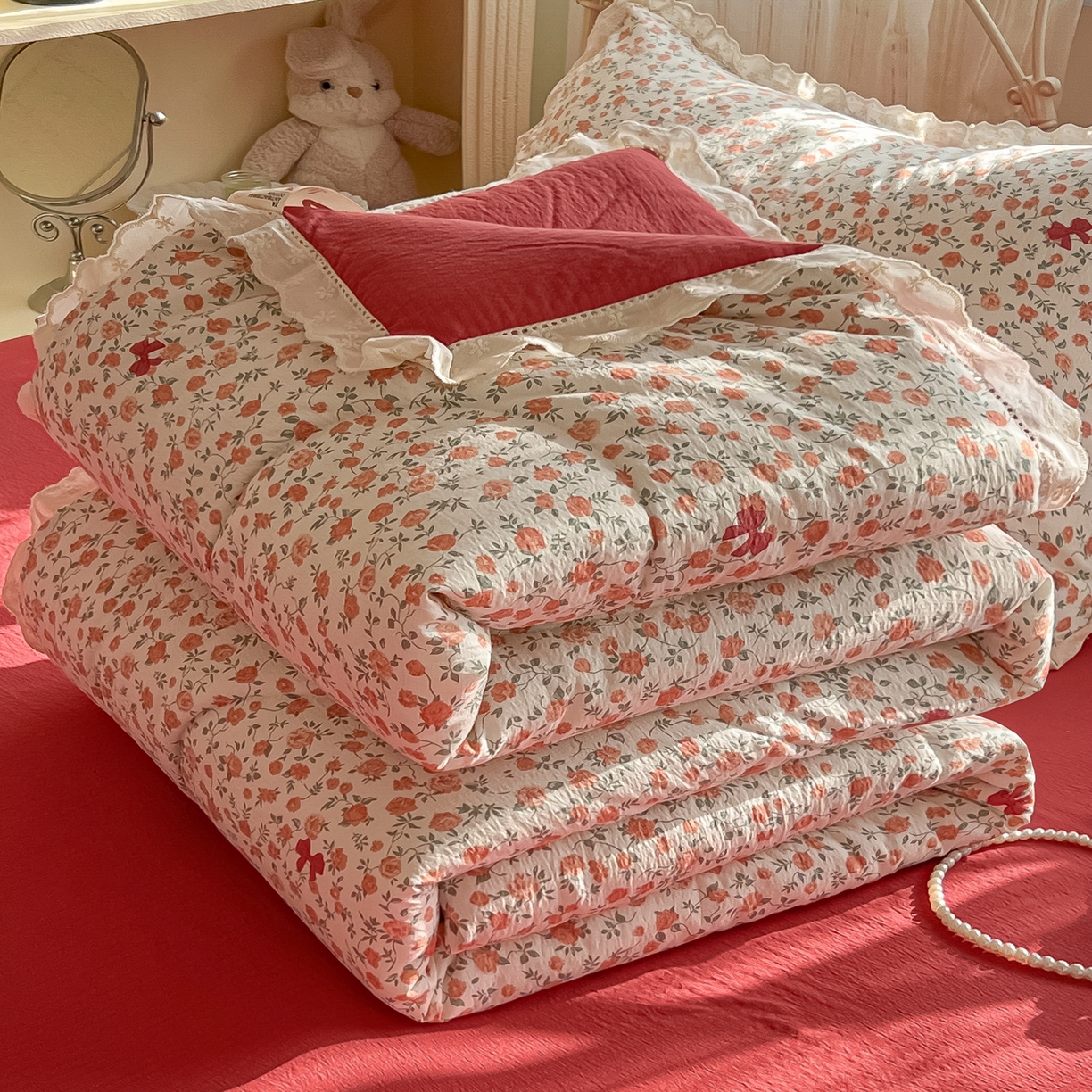 91家纺网 家纺一手货源 找家纺 罗亿家纺 2026新款全棉镂空花边云感双层纱夏被四件套 赫本小姐