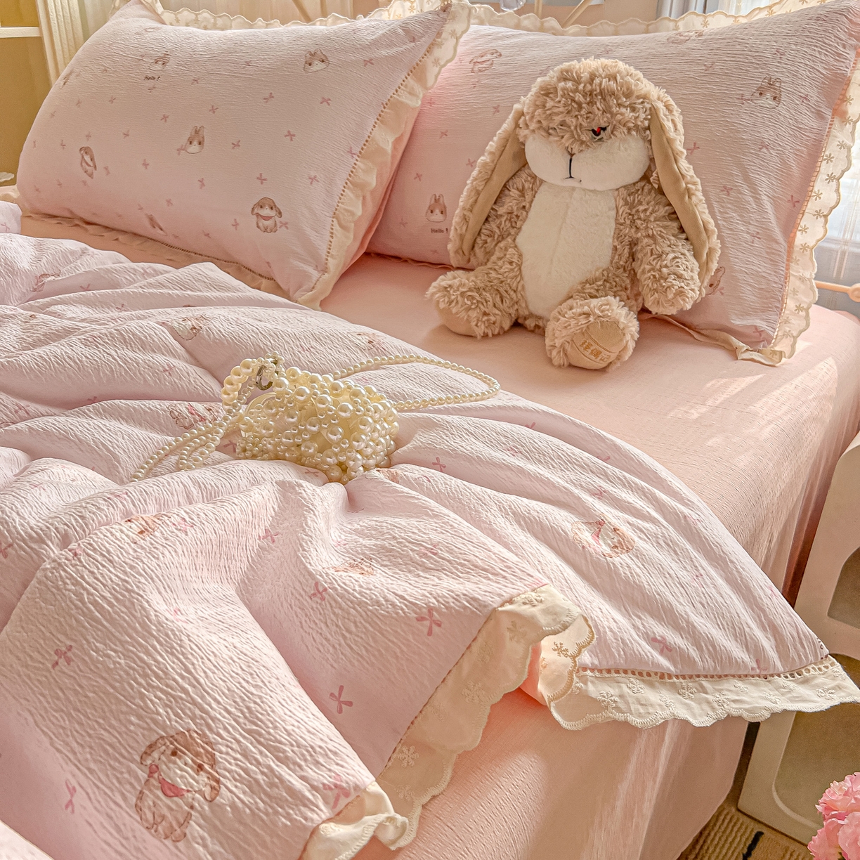 91家纺网 家纺一手货源 找家纺 罗亿家纺 2026新款全棉镂空花边云感双层纱夏被四件套 小粉兔