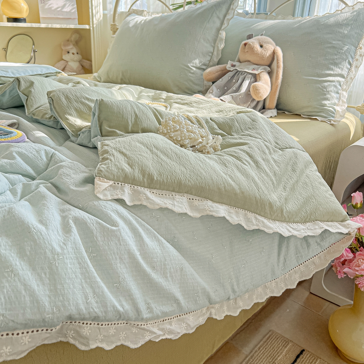 91家纺网 家纺一手货源 找家纺 罗亿家纺 2026新款全棉镂空花边云感双层纱夏被四件套 简夏