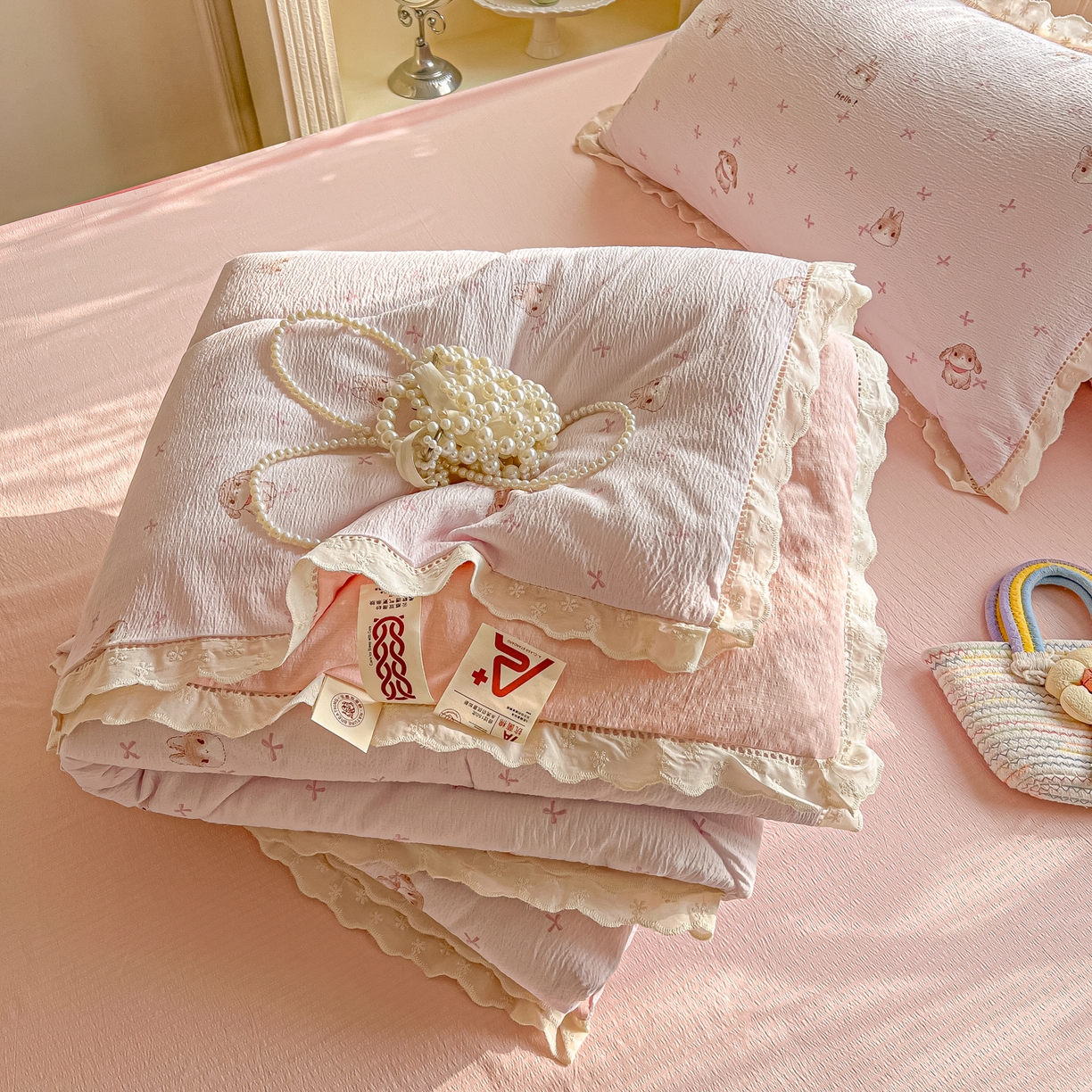 91家纺网 家纺一手货源 找家纺 罗亿家纺 2026新款全棉镂空花边云感双层纱夏被四件套 小粉兔