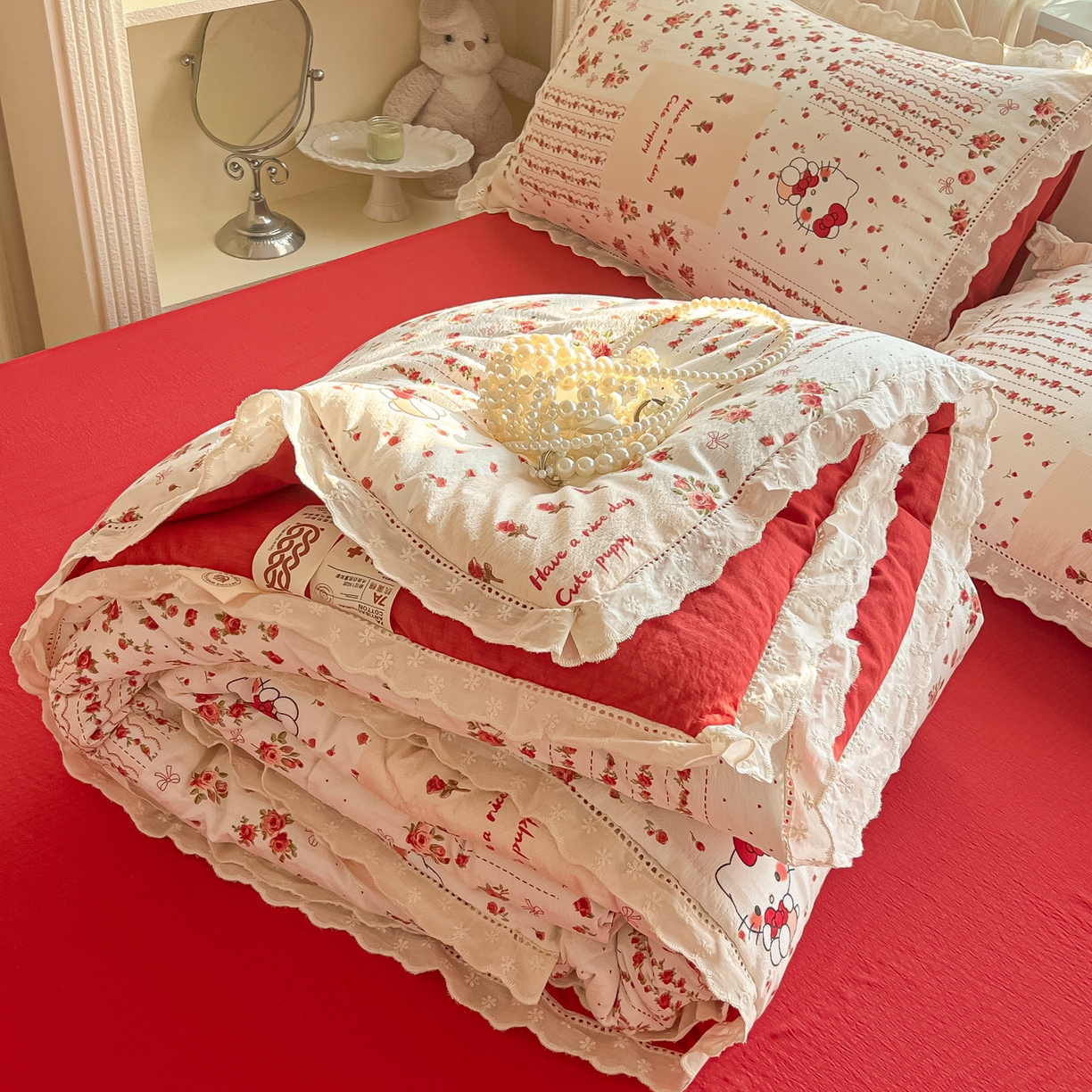91家纺网 家纺一手货源 找家纺 罗亿家纺 2026新款全棉镂空花边云感双层纱夏被四件套 花漾kitty